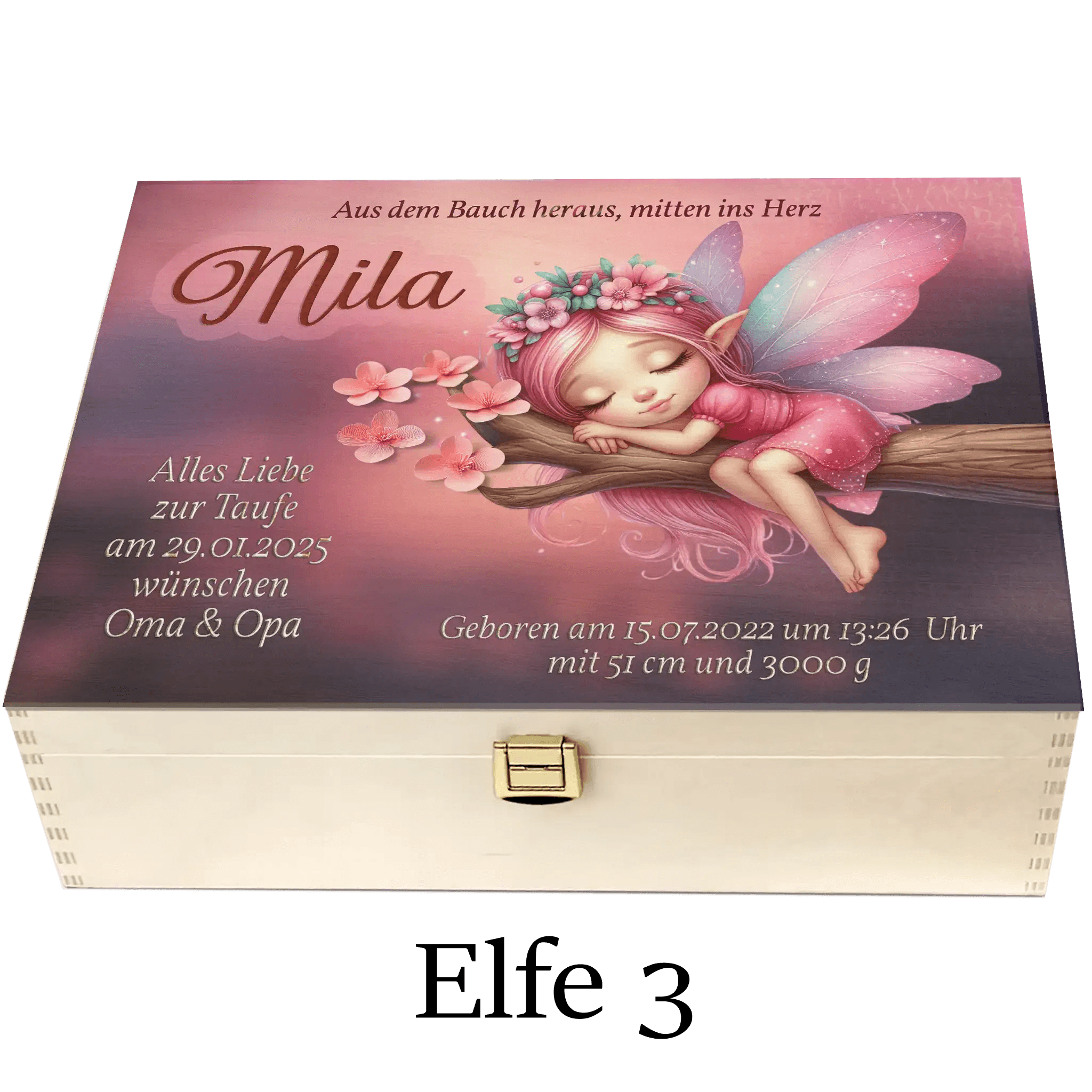 Holzbox mit schlafender Baby-Elfe auf Ast, personalisiert mit Namen und Geburtsdaten