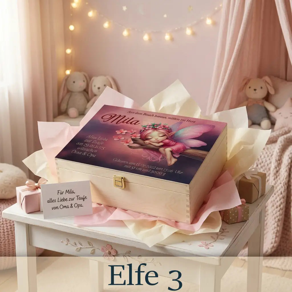 Holzbox mit schlafender Baby-Elfe auf Ast, personalisiert mit Namen und Geburtsdaten