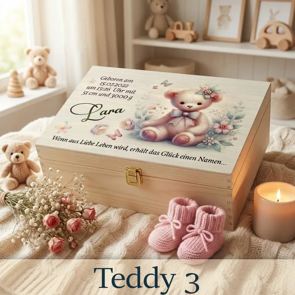 Personalisierte Holzbox Baby Mädchen mit Teddy, Blumen und Geburtsdaten auf dem Deckel.