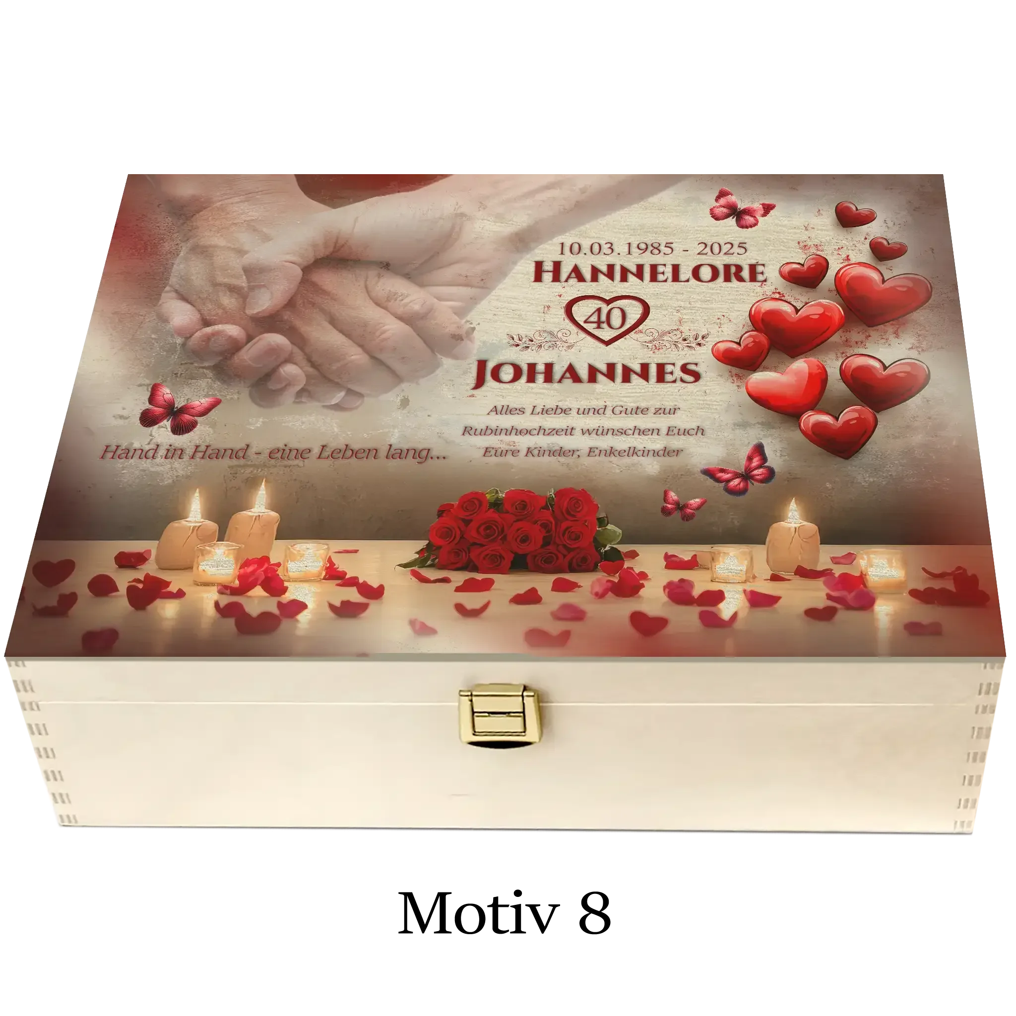 Holzbox zur Rubinhochzeit mit Händchen haltendem Paar, roten Rosen, Kerzen und Herzen dekoriert