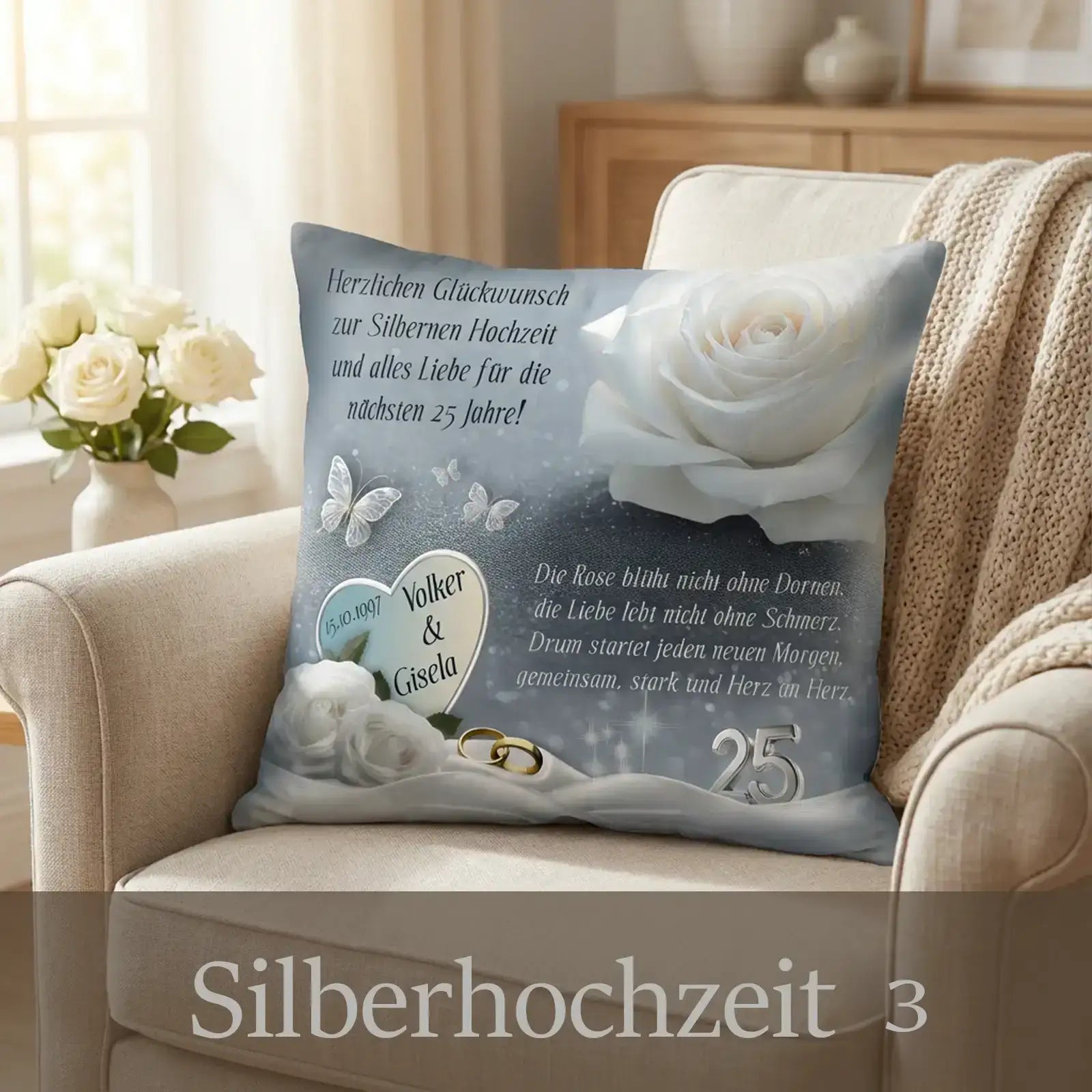 Zierkissen Silberhochzeit mit weißen Rosen, Herzen, Schmetterlingen und goldenen Ringen