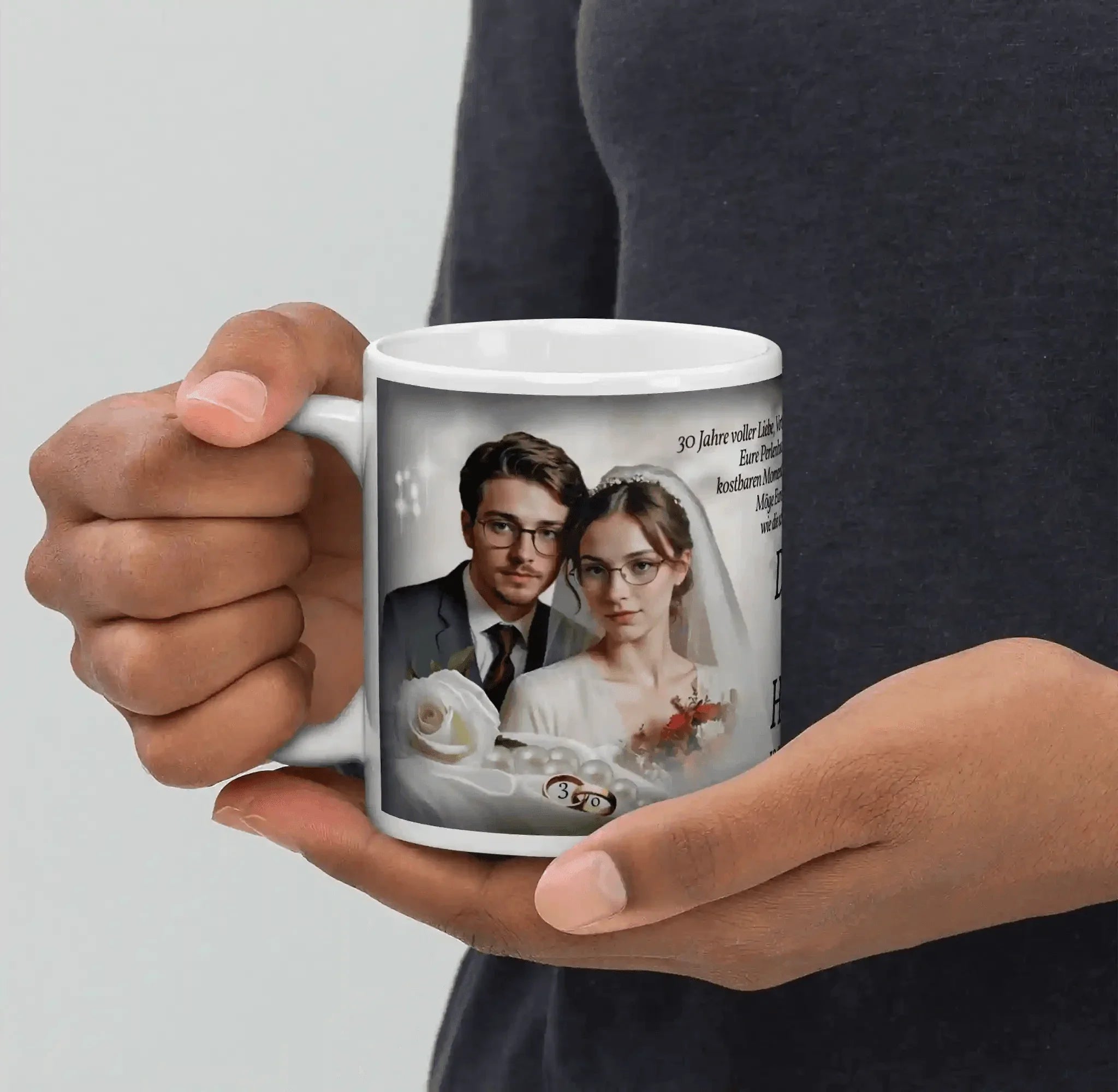 Weiße Tasse mit Foto eines Brautpaars zur Perlenhochzeit, Perlenkette und Rosenmotiv