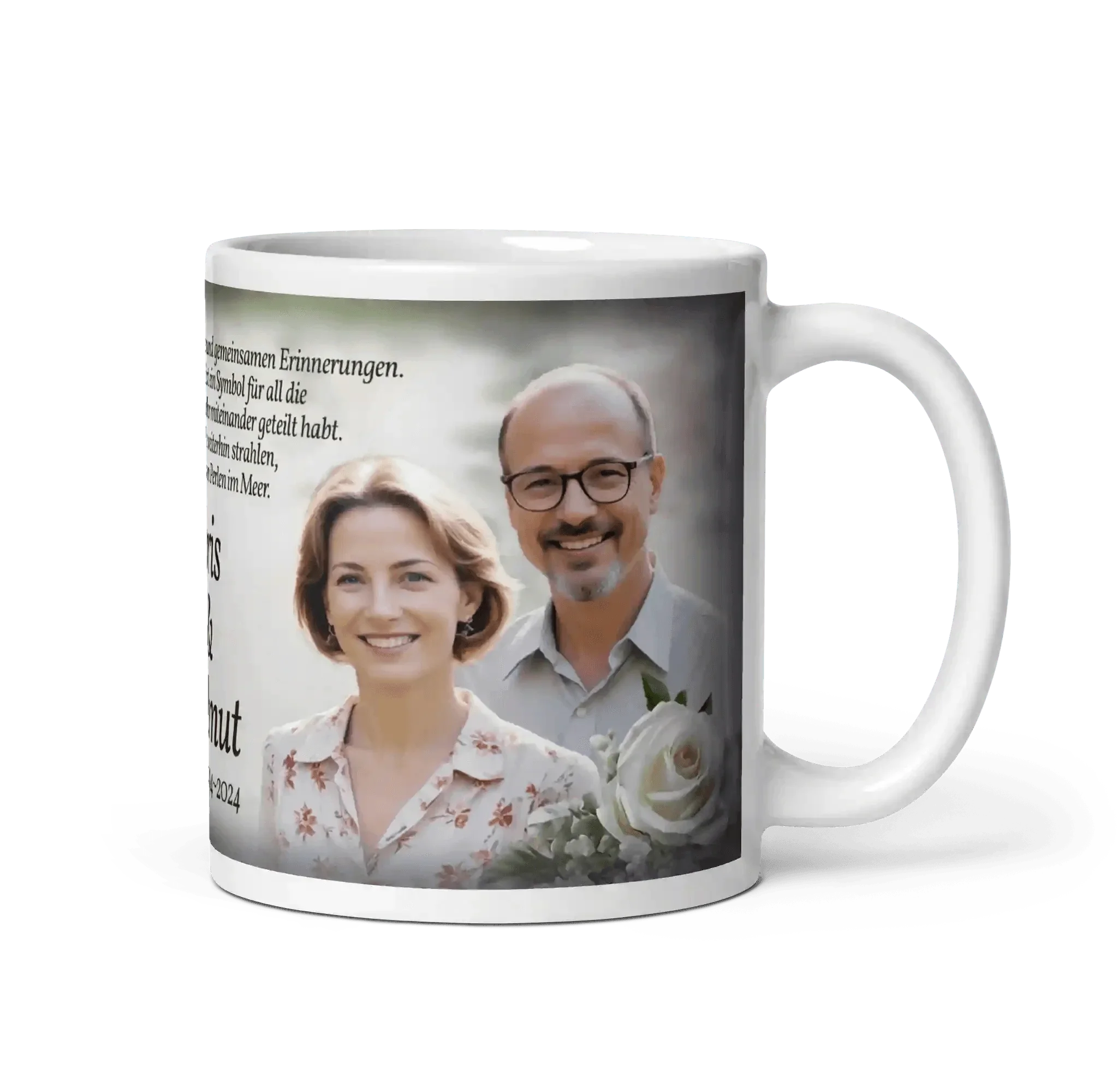 Weiße Tasse mit Foto eines lächelnden Paares zur Perlenhochzeit, Text und Blumenmotiv