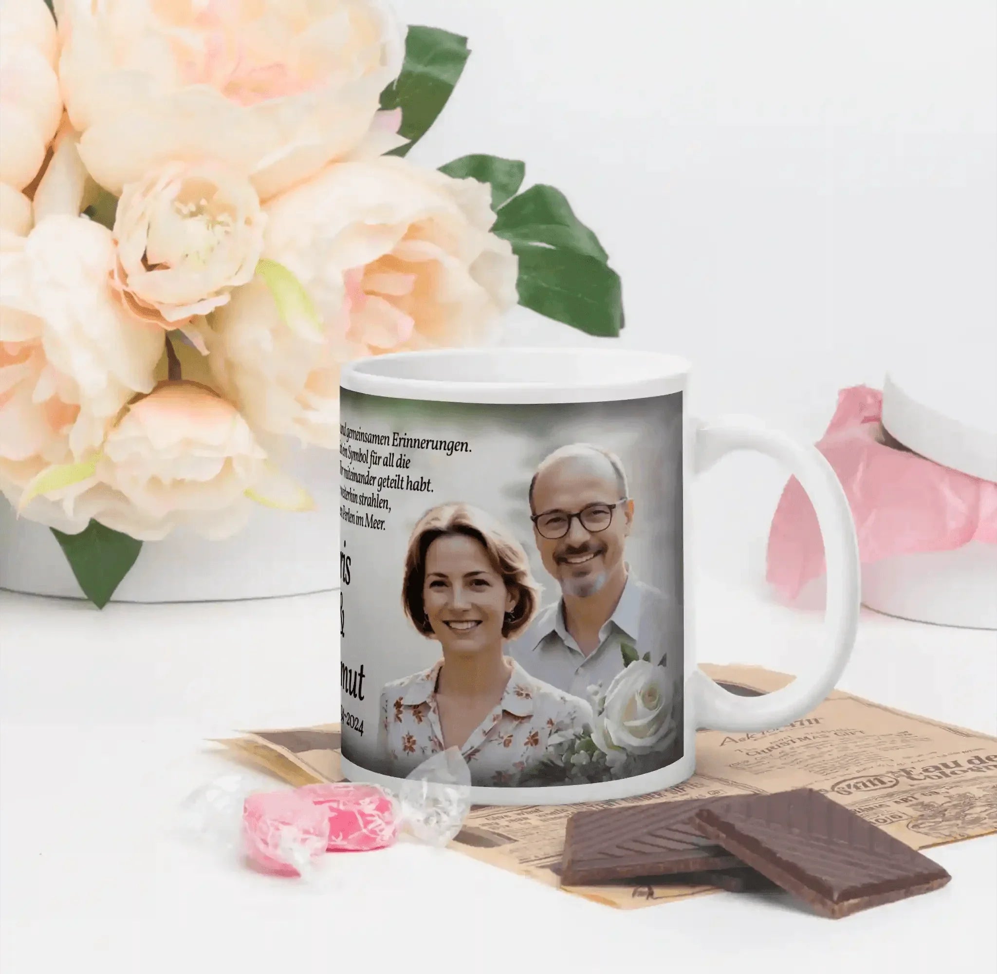 Personalisierte Tasse zur Perlenhochzeit mit Paarfoto, Blumenstrauß und Schokolade