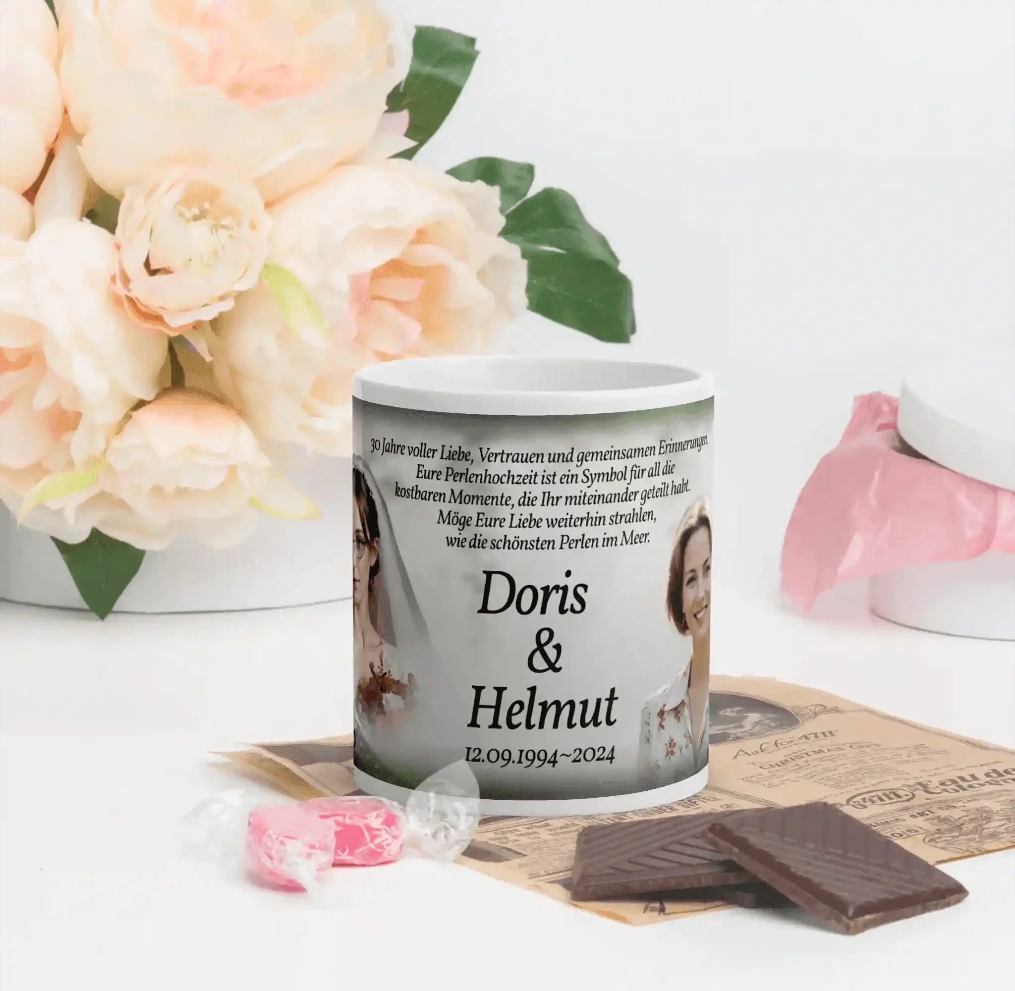 Weiße Tasse Perlenhochzeit mit Aufdruck Doris & Helmut, Blumen, Schokolade und Bonbons