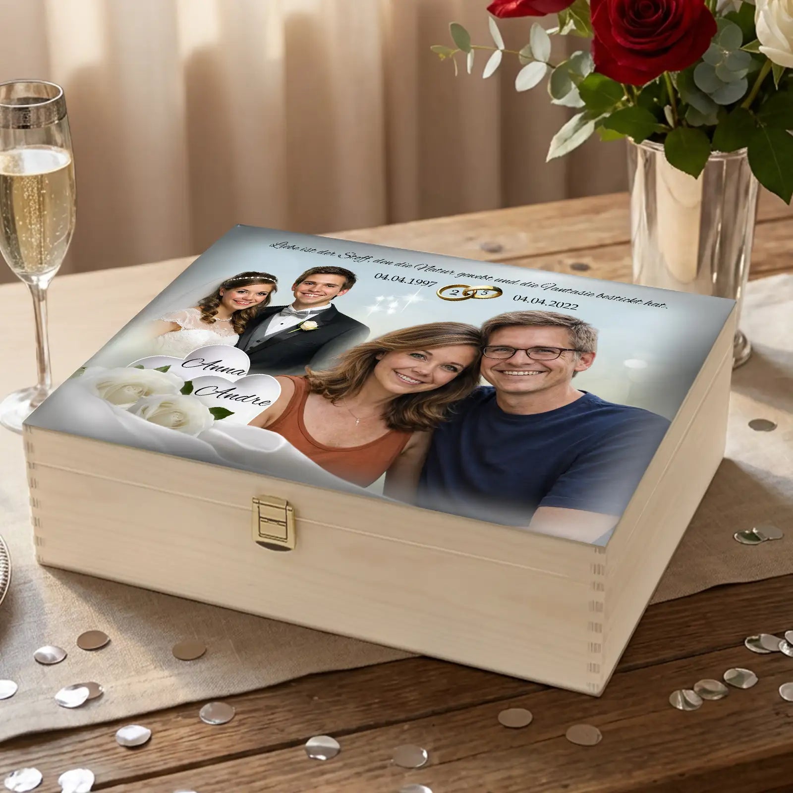Personalisierte Holzbox Silberhochzeit mit Damals-Heute Fotos, Namen und Datum. Eingebettet in ein harmonisches Design mit Rosen und weißen Herzen