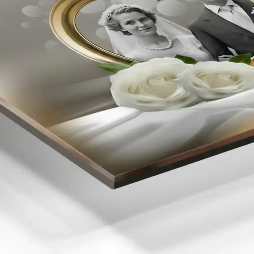 Geschenk: personalisiertes Acrylglasbild mit Hochzeitsfoto und weißen Rosen, elegante moderne Gestaltung.