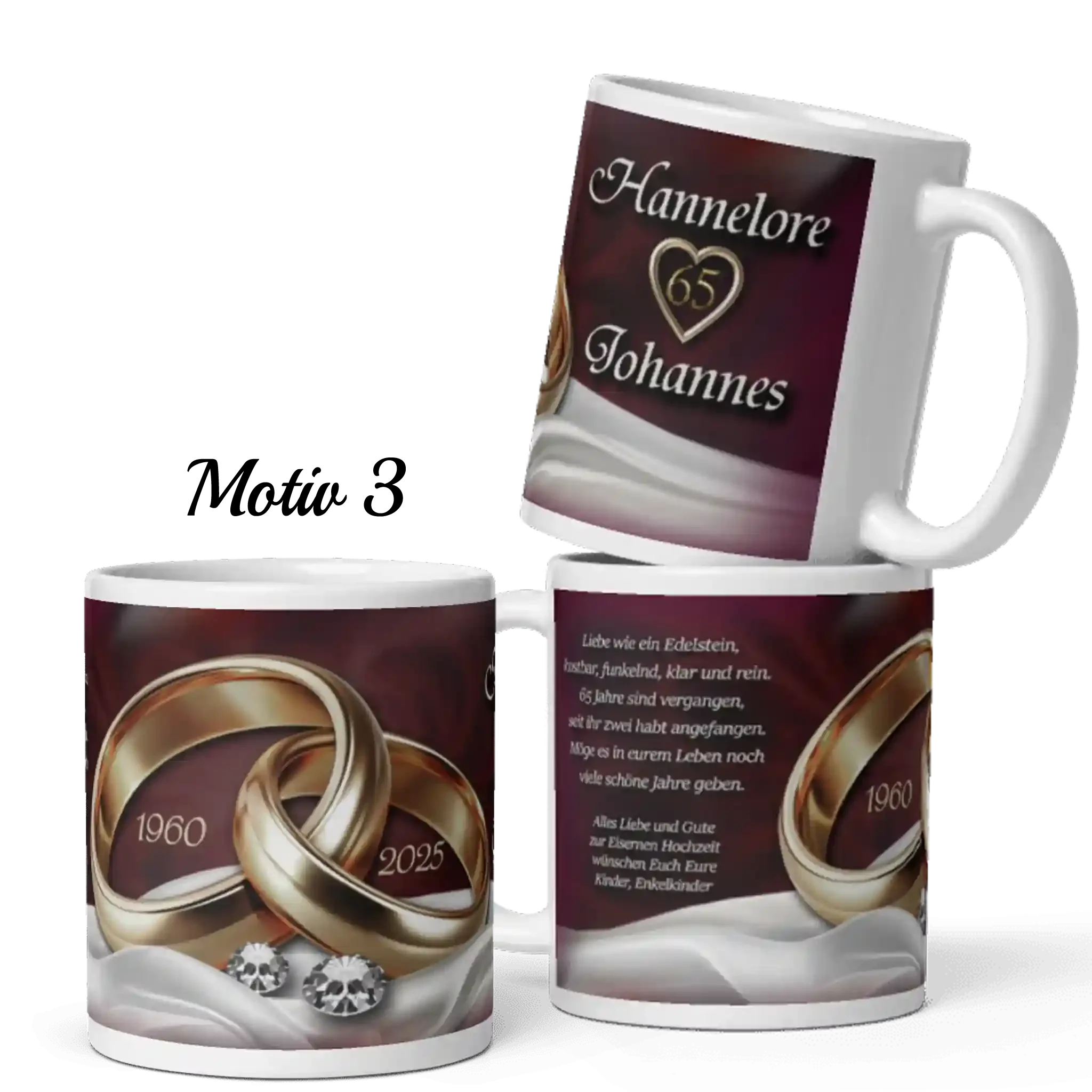 Tasse zur Eisenhochzeit mit Eheringen, Diamanten, Namen und Jahreszahlen 1960-2025 auf dunkelrotem Hintergrund.
