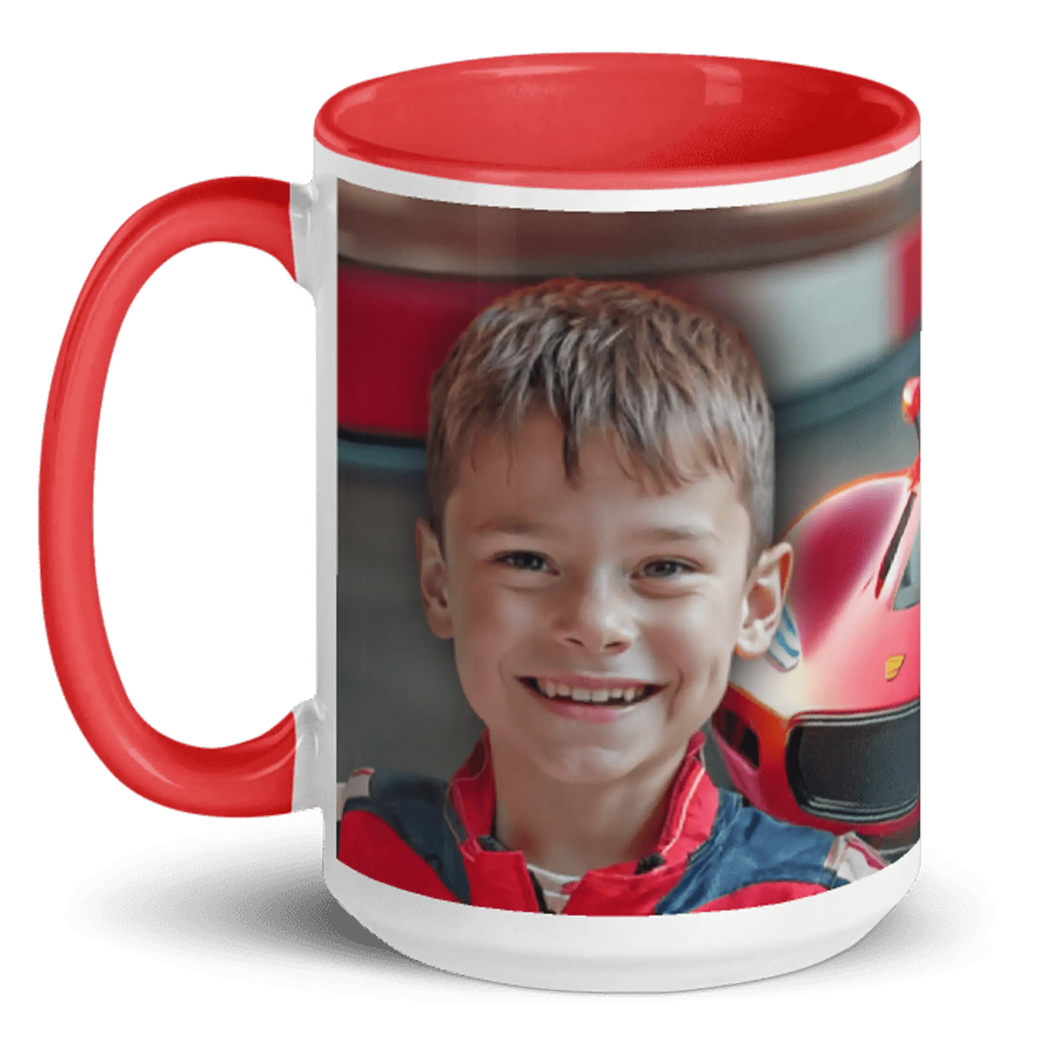 Tasse mit rotem Henkel, lächelnder Junge im Rennanzug und rotem Rennwagenmotiv