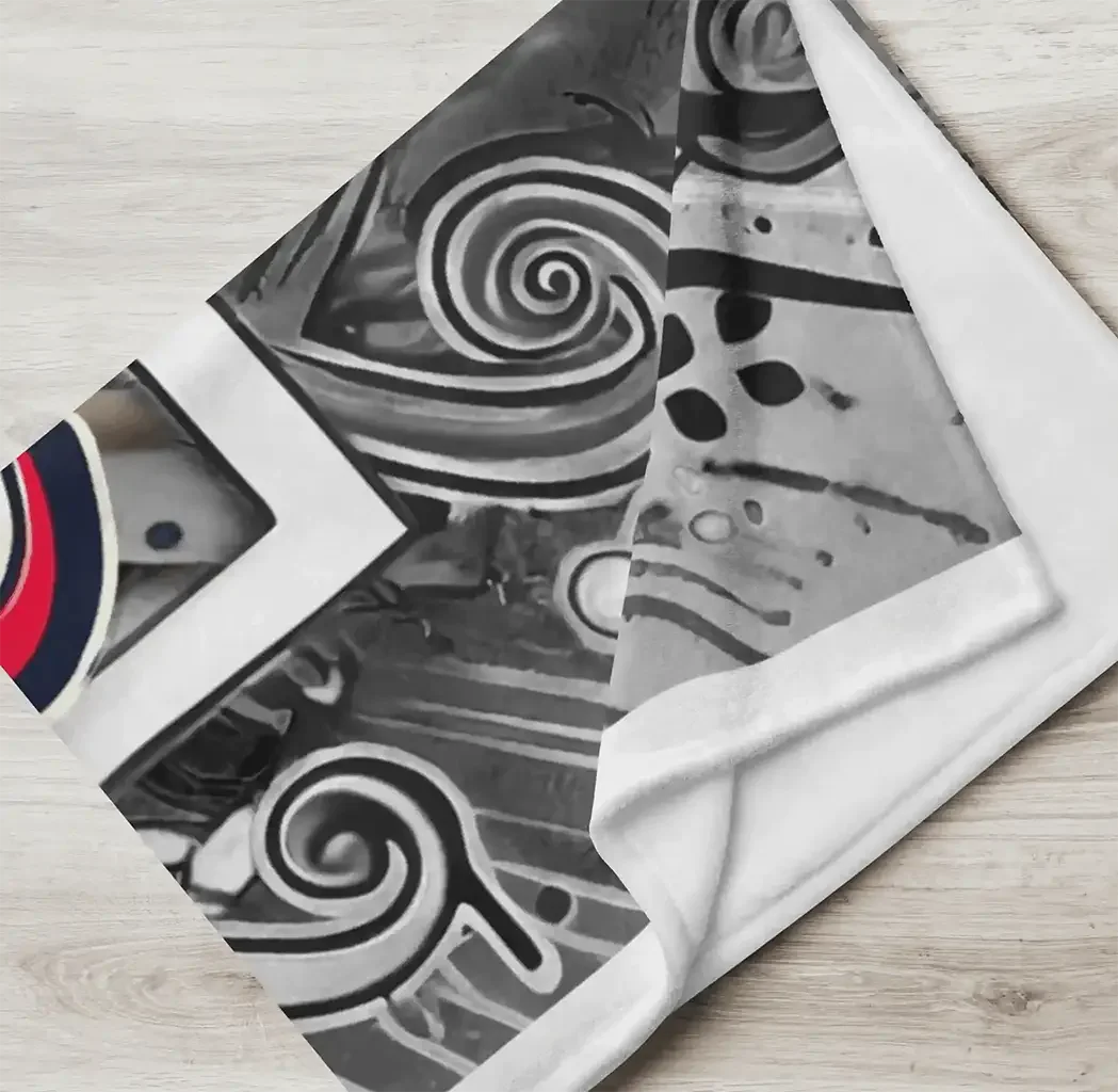 Weiche Fleecedecke mit abstraktem schwarz-weiß Muster auf Holzoberfläche