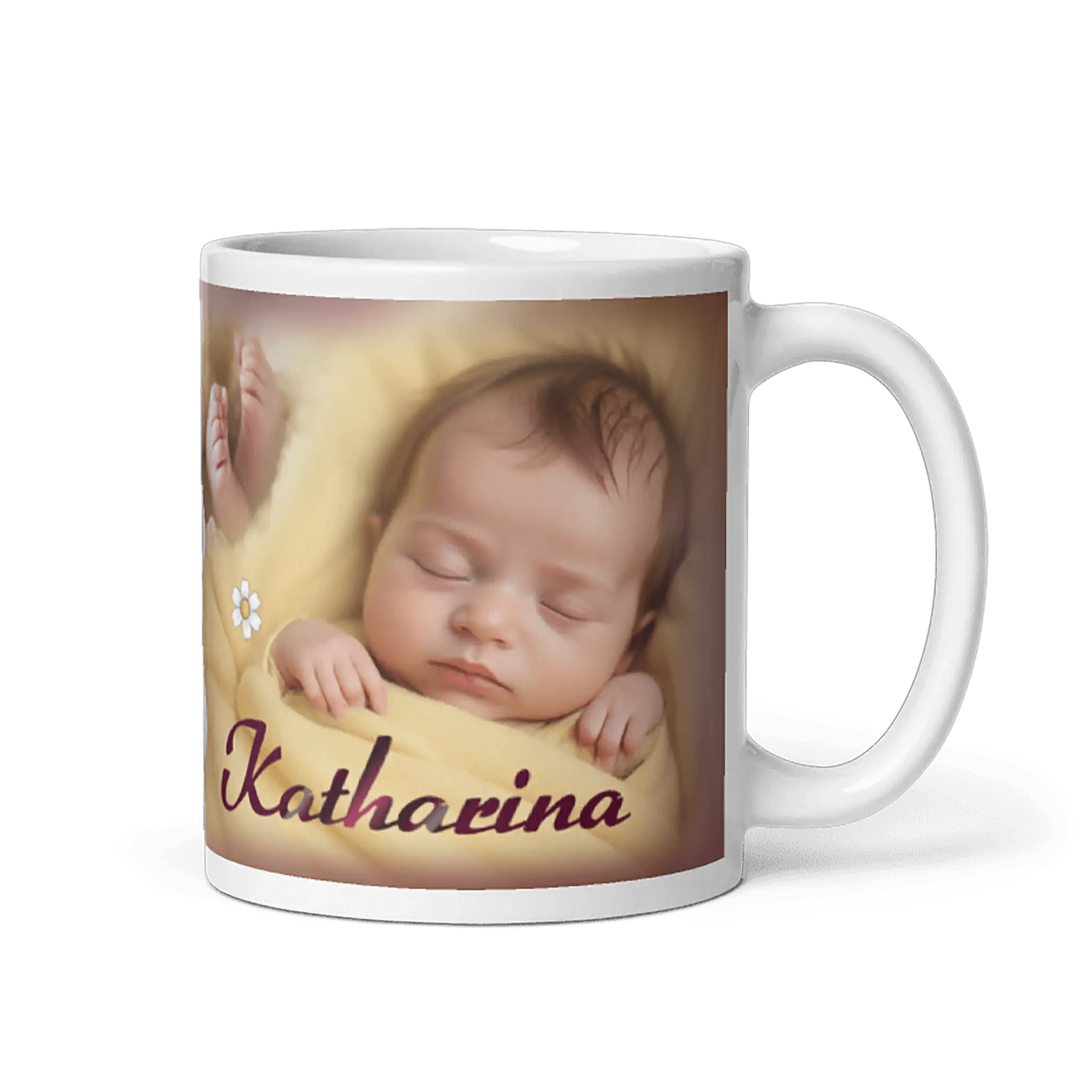 Weiße Tasse mit schlafendem Baby, gelber Decke und dem Namen Katharina bedruckt