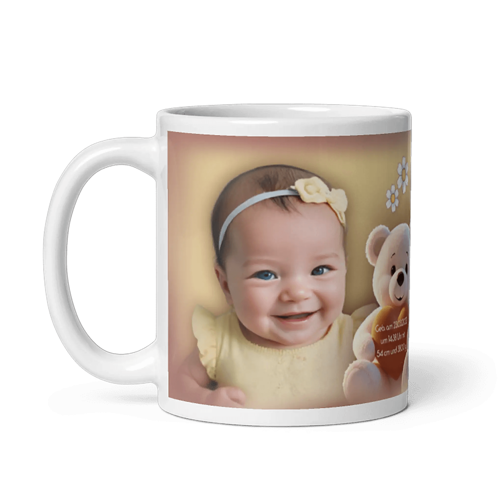 Weiße Tasse mit Foto eines lächelnden Babys, gelbem Kleid, Stoffbär, Geschenk Geburt Taufe
