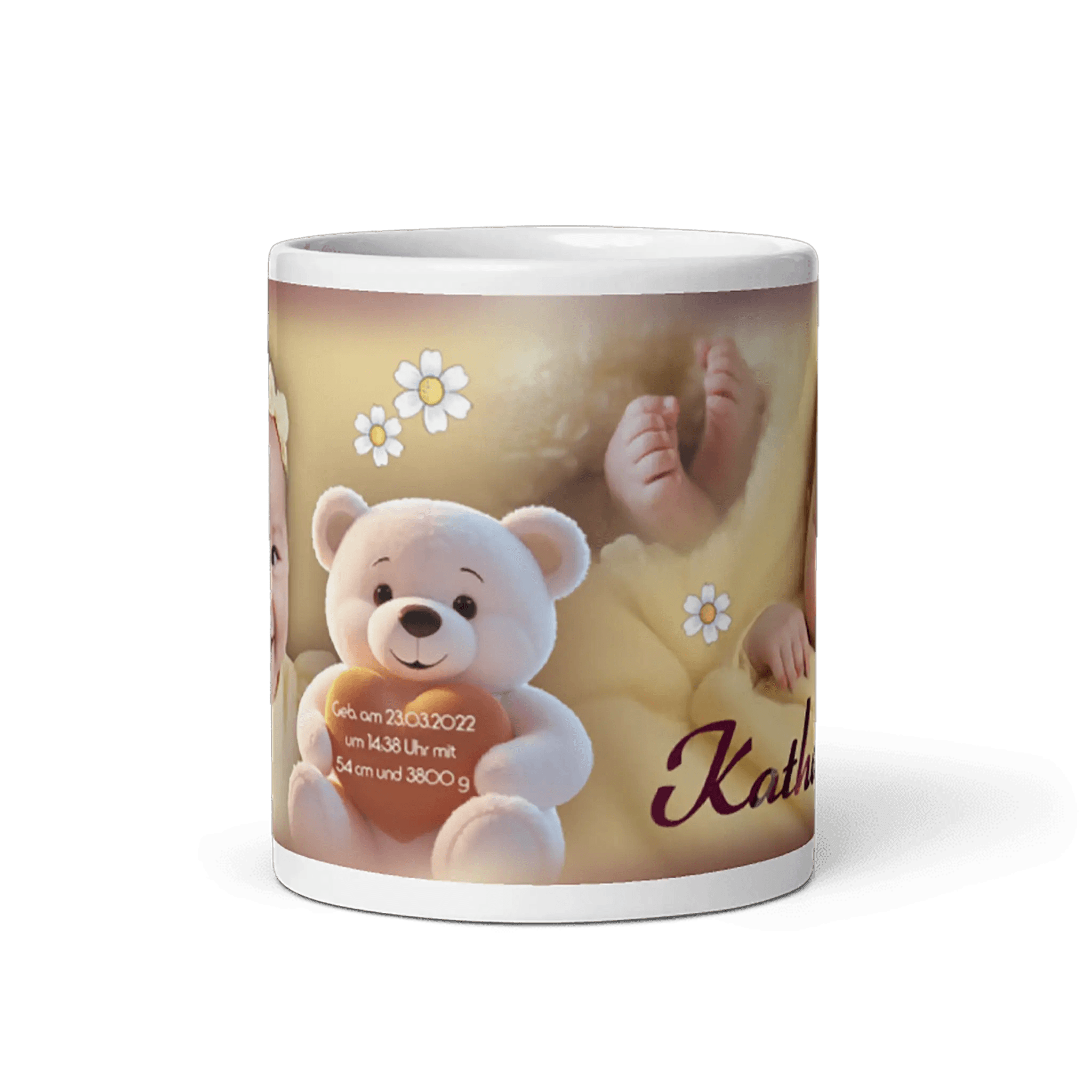 Weiße Baby-Tasse mit Teddybär, Babyfüßen, Blümchen und Geburtsdaten als Geschenk zur Geburt oder Taufe