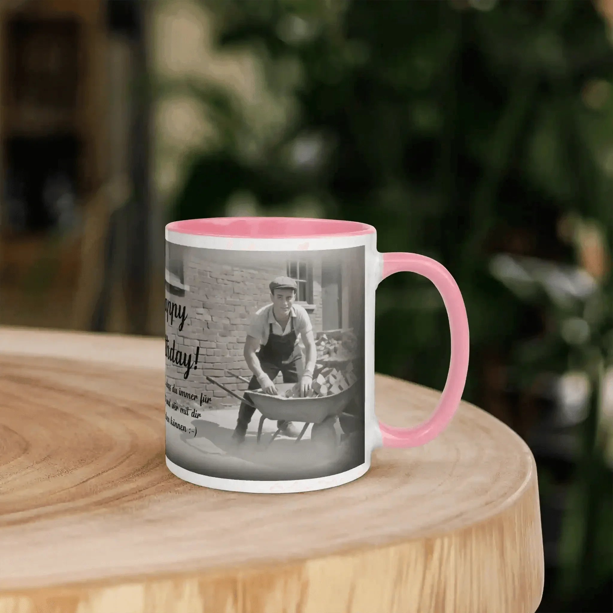 Tasse mit rosa Henkel und Fotodruck, Geburtstagsmotiv für Opa, auf Holztisch stehend
