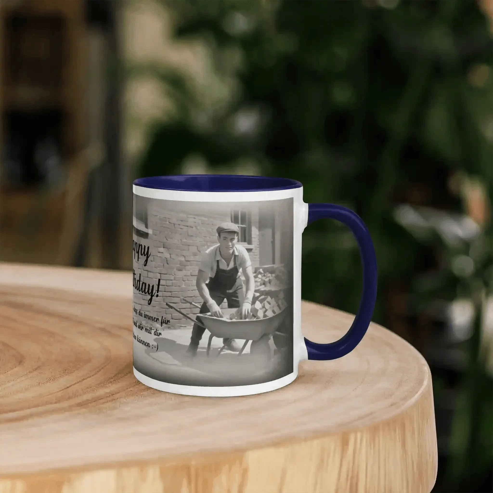 Bunte Tasse mit Opa-Motiv, Aufdruck Happy Birthday, auf Holztisch, Geschenkidee Geburtstag