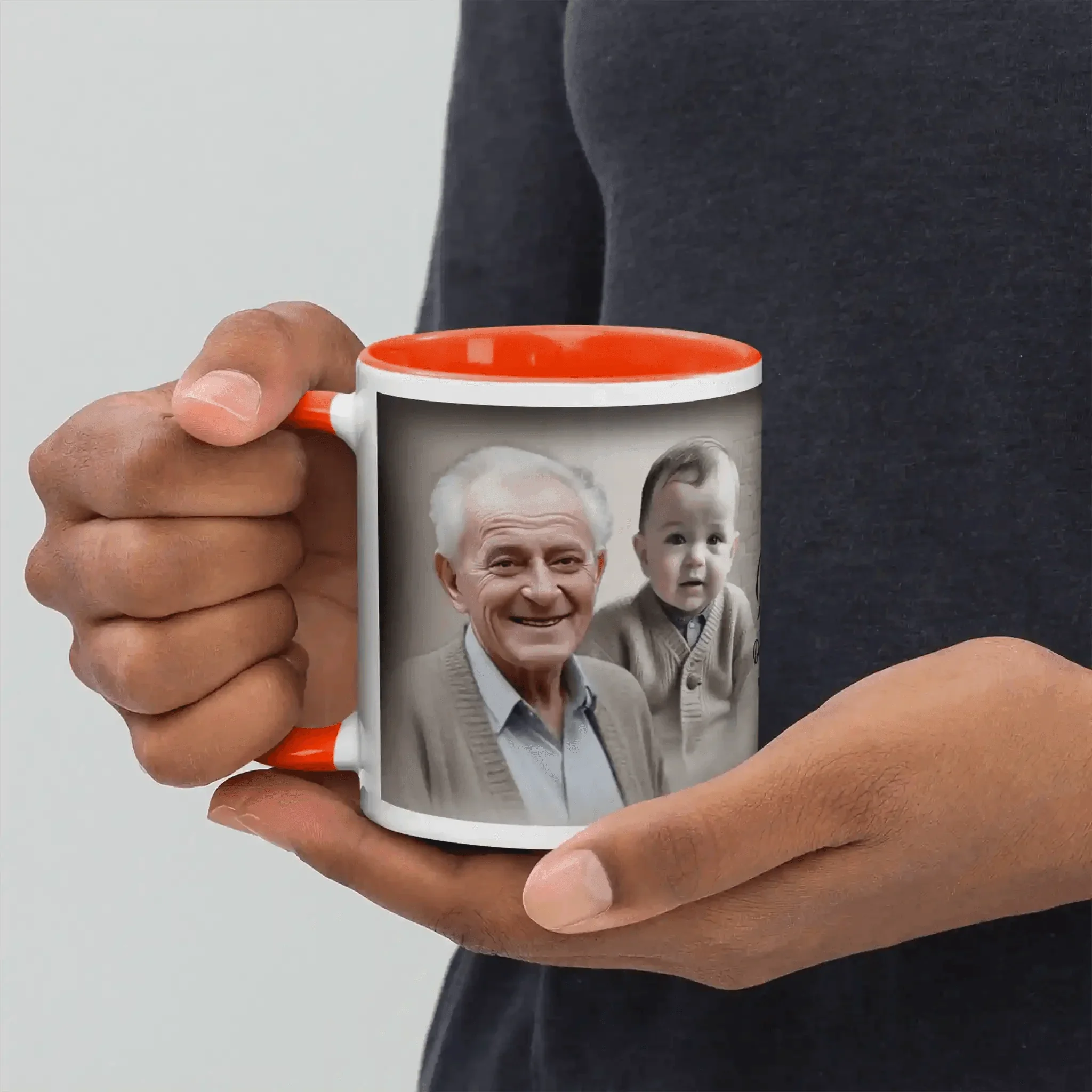 Person hält bunte Fototasse mit Bild von Großvater und Enkel, Geschenkidee Opa Geburtstag