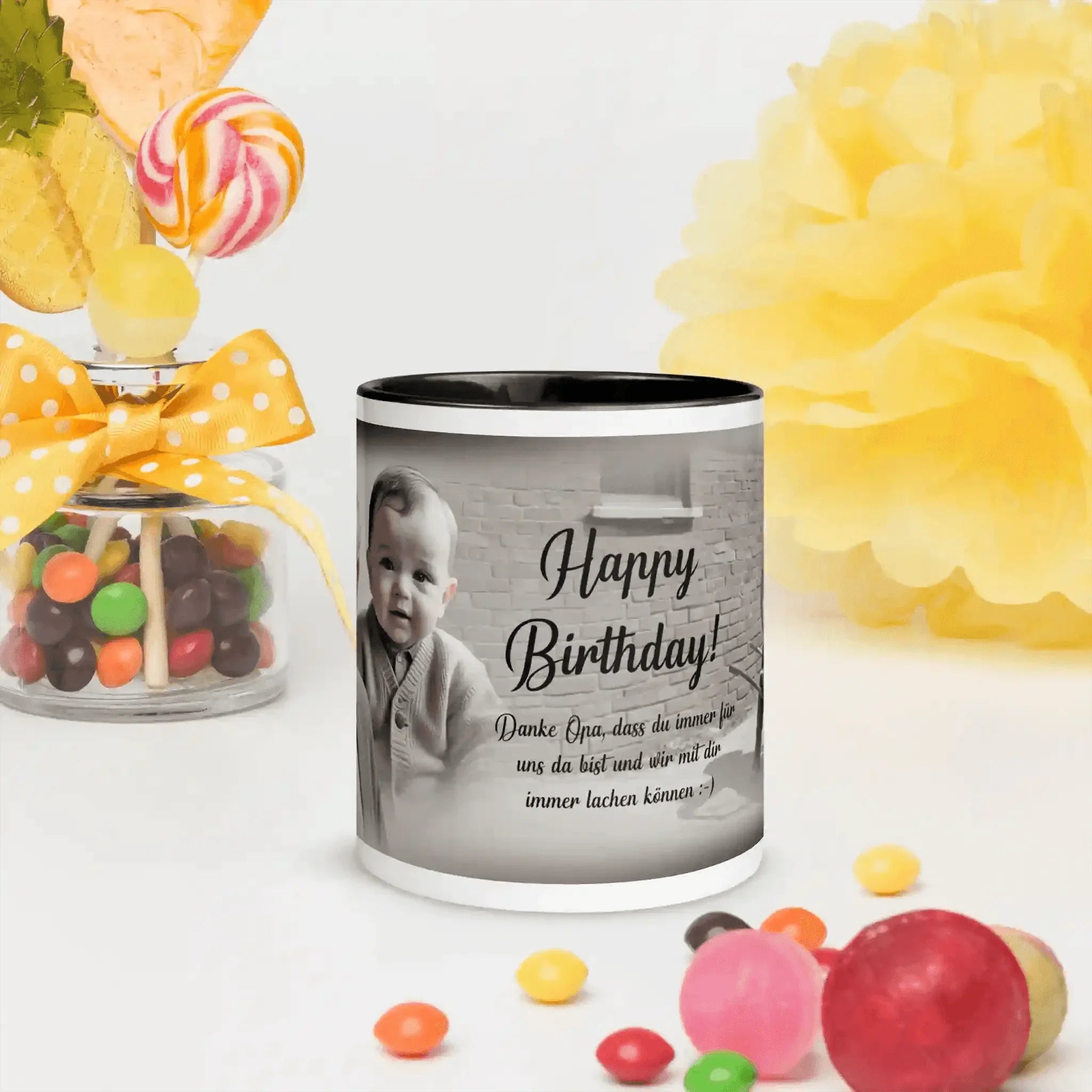 Personalisierte Tasse mit Foto und 'Happy Birthday' Text, Süßigkeiten im Hintergrund