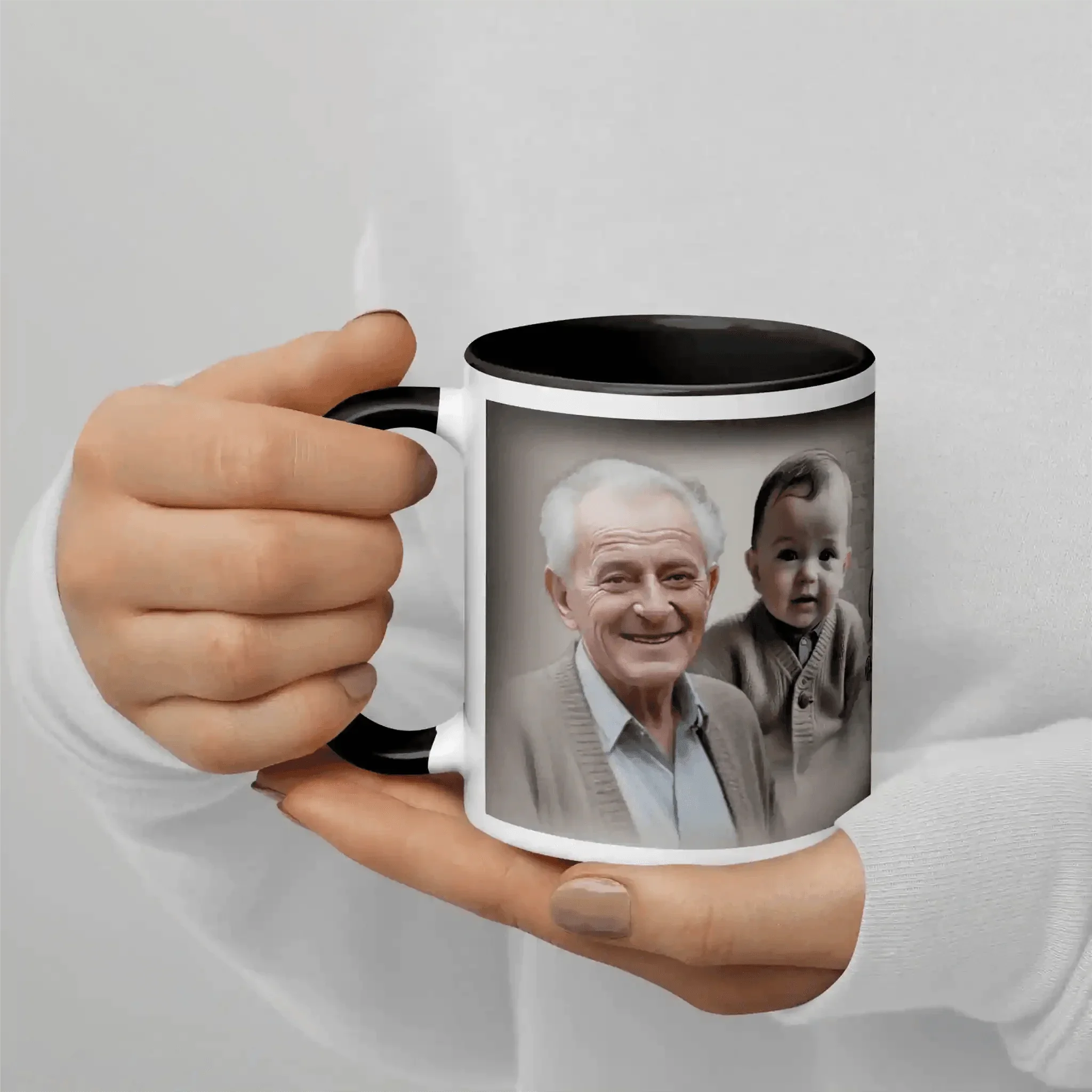 Person hält Fototasse mit Bild von Opa und Enkel, Geschenkidee Geburtstag Opa