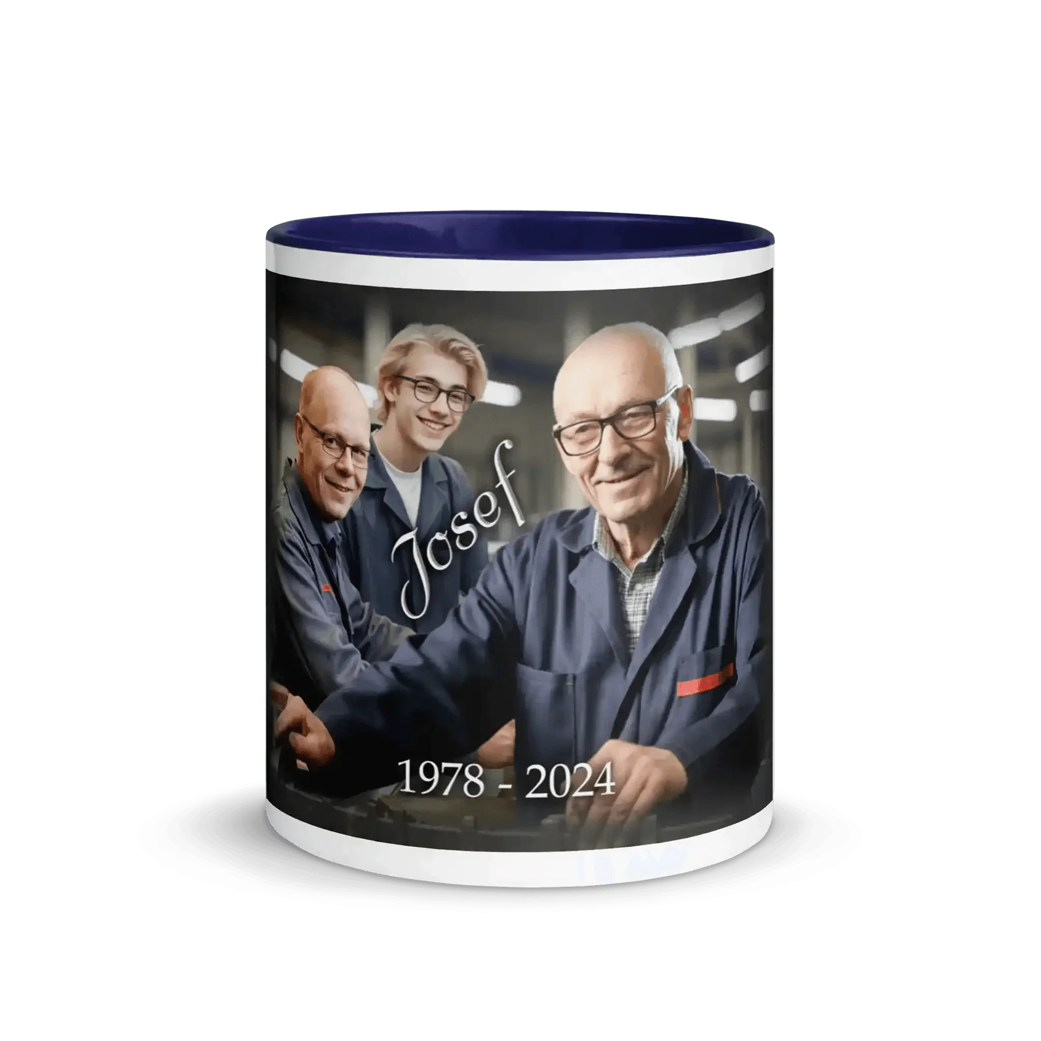 Dunkelblaue Tasse mit Foto von drei Männern in Arbeitskleidung, Name Josef, Jahre 1978-2024.