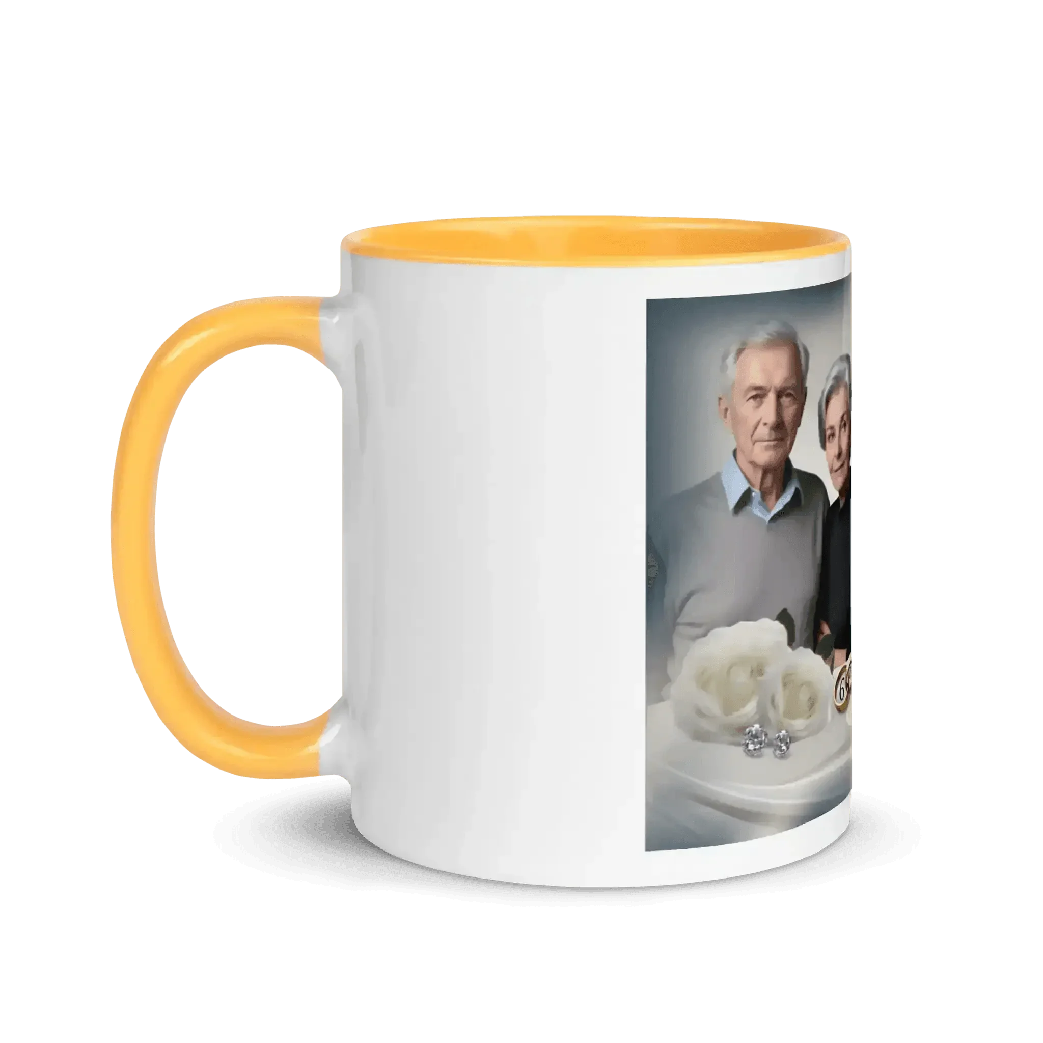 Weiße Tasse mit gelbem Henkel, Hochzeitsfoto und goldenen Ringen als Geschenkidee