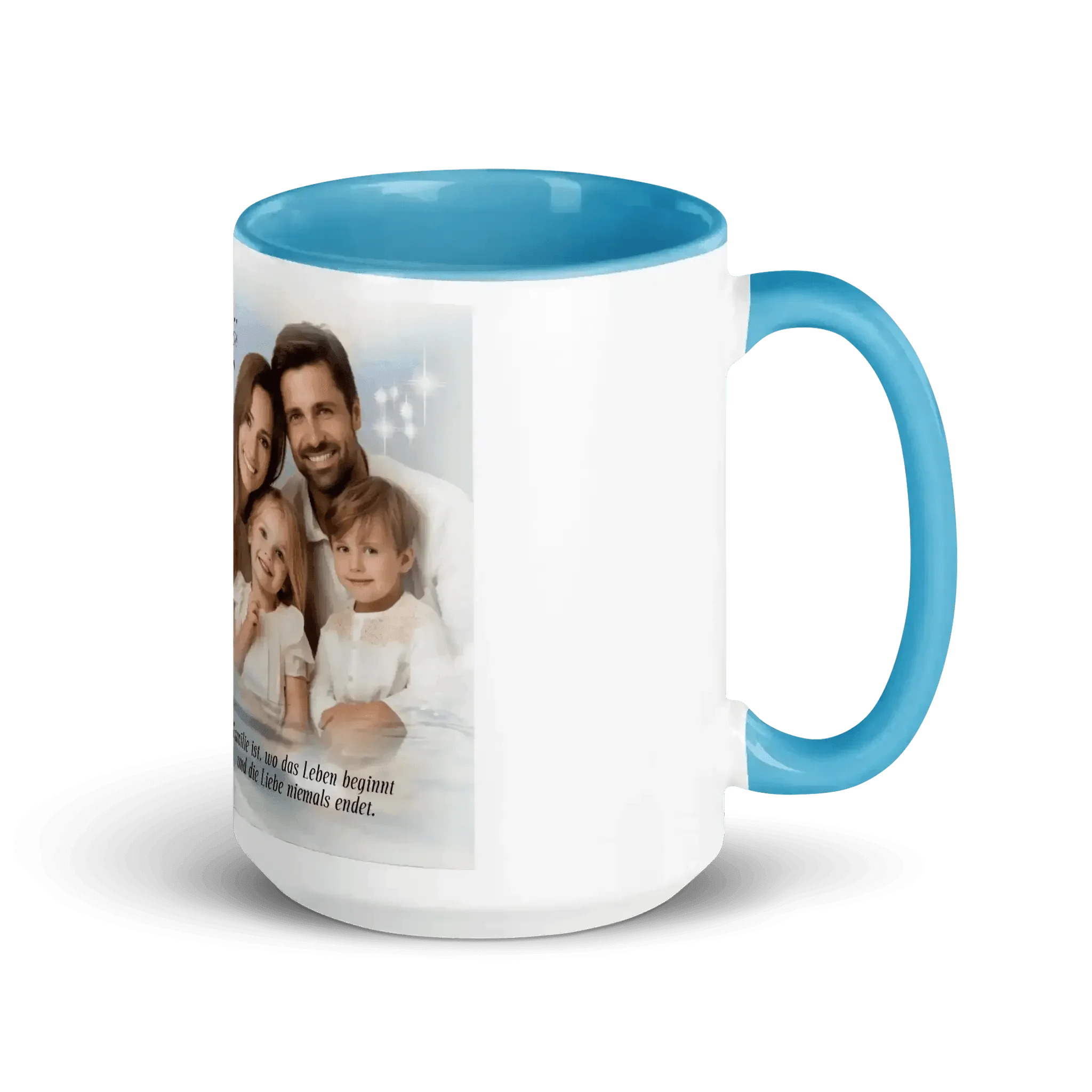 Weiße Tasse mit hellblauem Henkel und Rand, Familienfoto und Hochzeitsspruch als Aufdruck