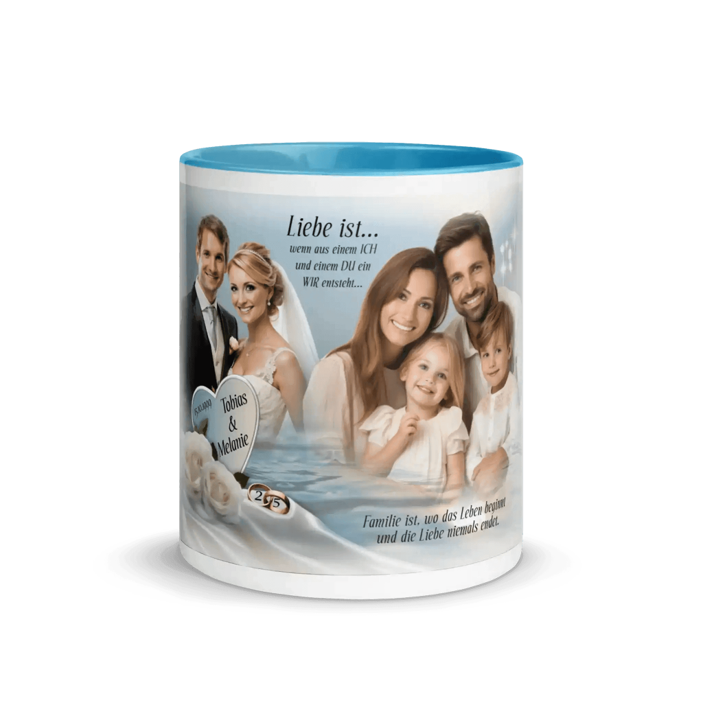 Hellblaue Hochzeitstasse mit Brautpaar, Familie, Herz und romantischem Spruch.