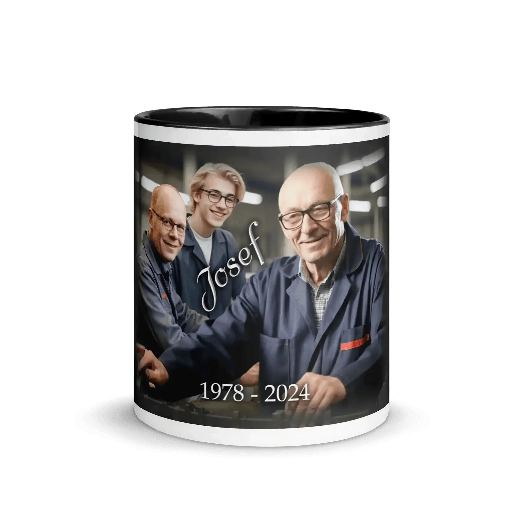 Personalisierte schwarze Tasse mit Foto von drei Männern im Arbeitskittel, Name Josef, Jahreszahlen 1978-2024