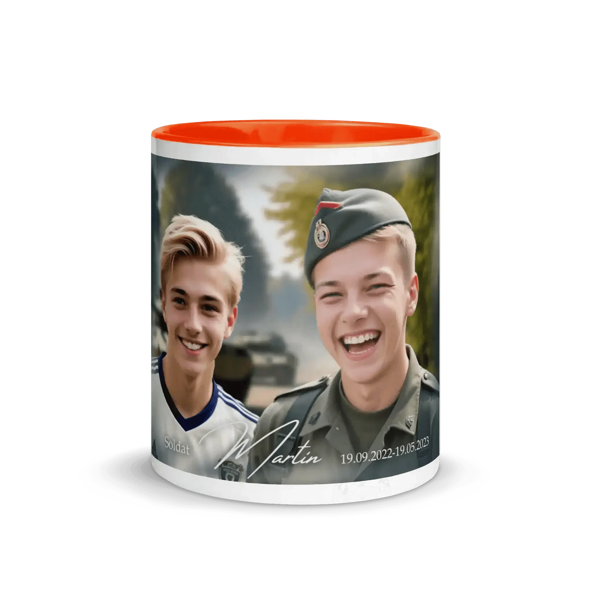 Tasse mit oranger Innenfläche und Fotos zweier junger Männer, Militäruniform, Bundesheer Design