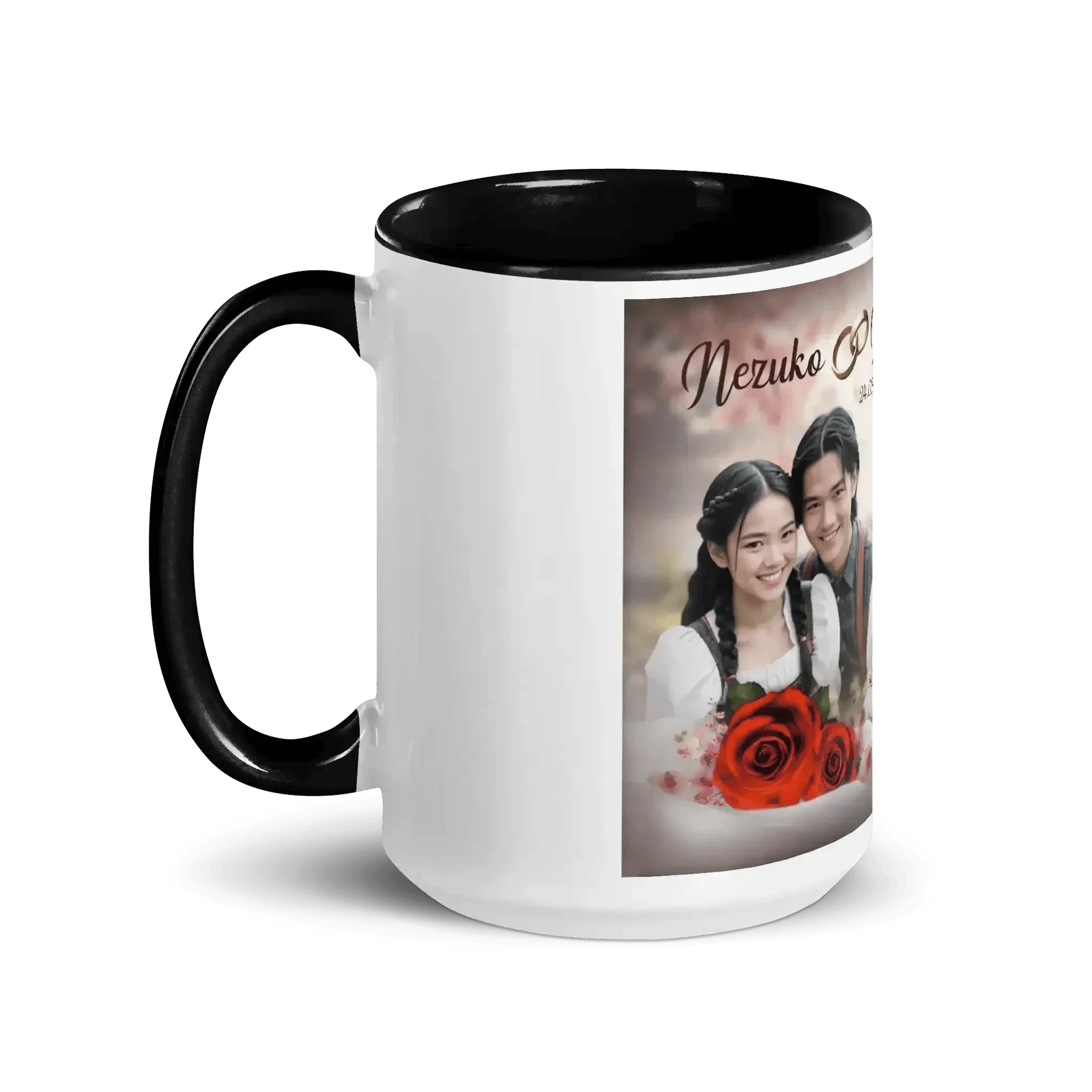 Schwarze Hochzeitstasse mit Foto eines lächelnden Hochzeitspaars und roten Rosenmotiv
