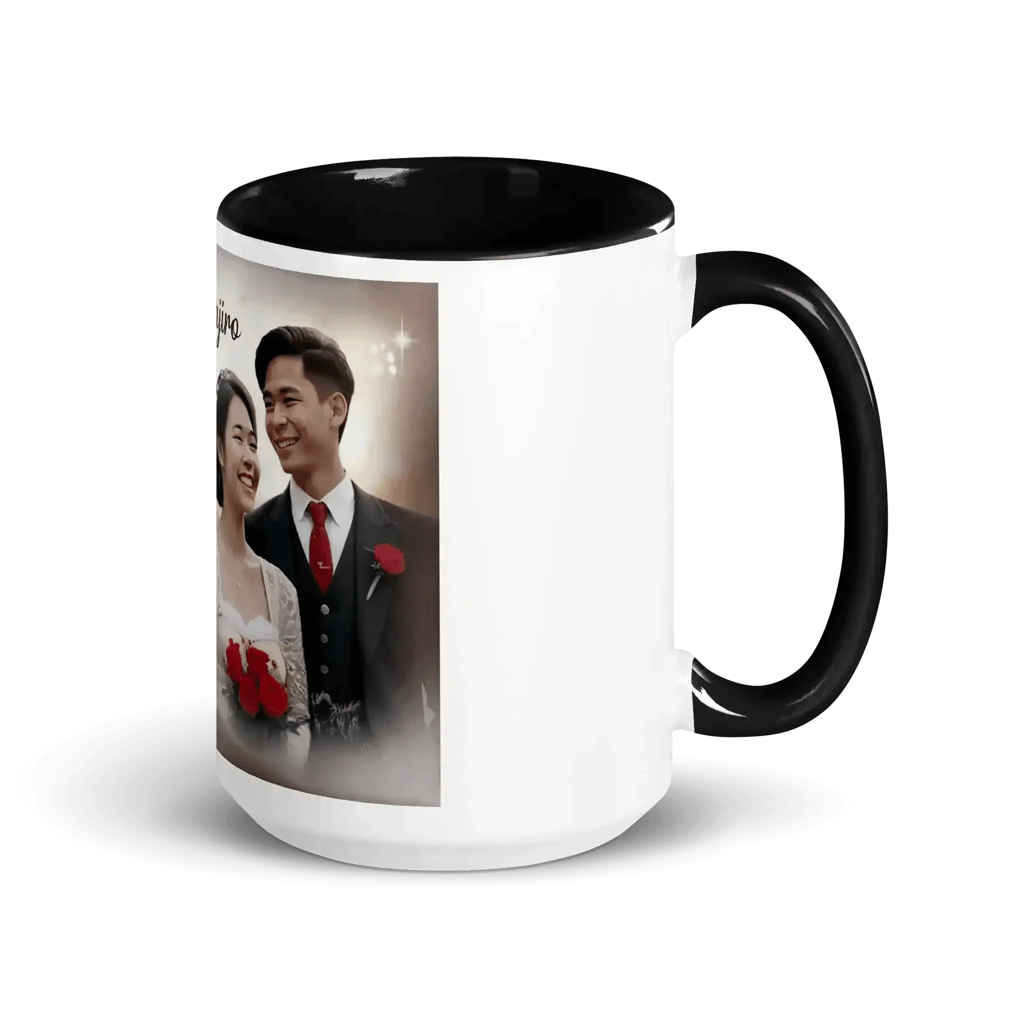 Schwarze Tasse mit Hochzeitsfoto von lächelndem Brautpaar, Geschenkidee Hochzeit