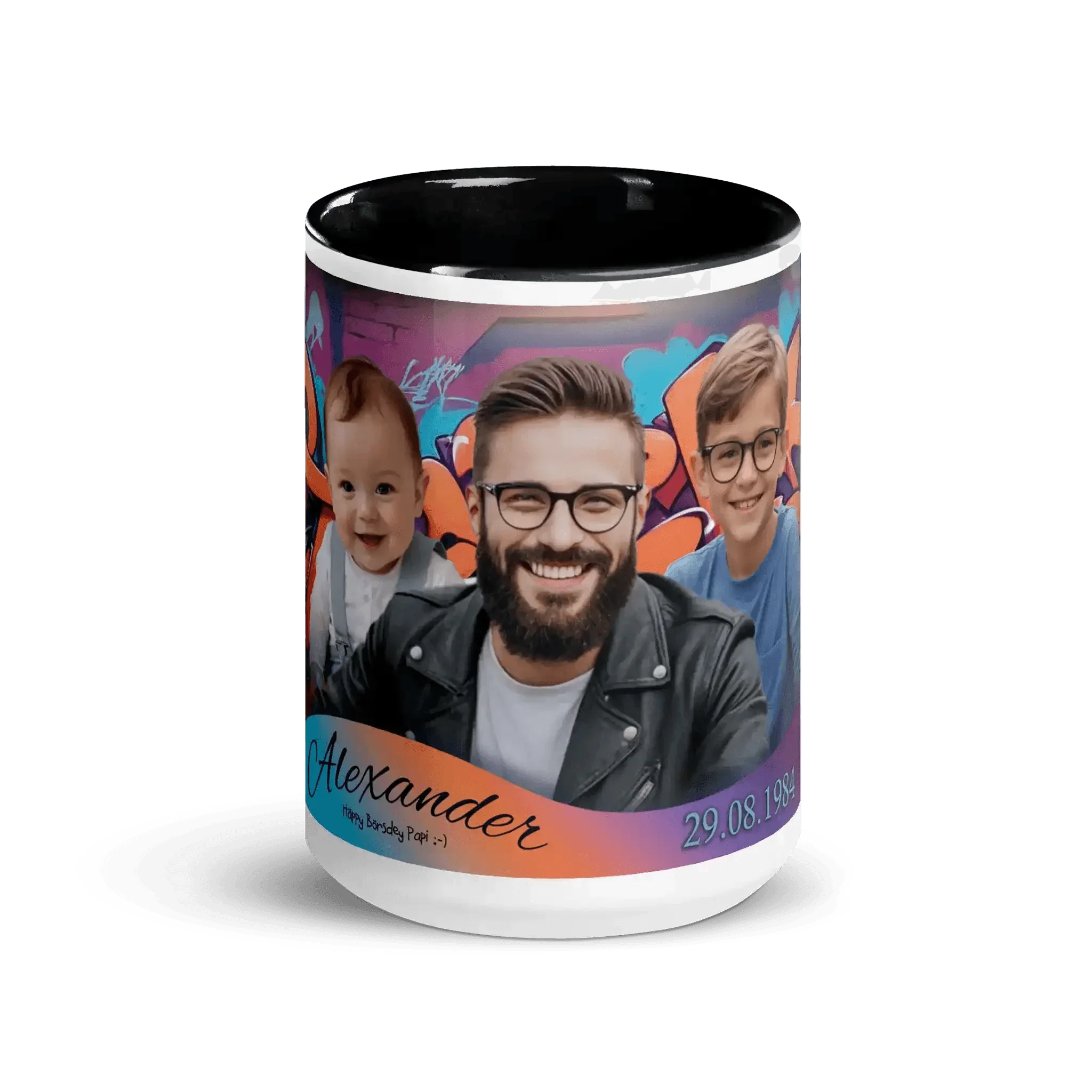 Personalisierte schwarze Tasse mit Familienfoto, Graffiti-Hintergrund und Namen Alexander.