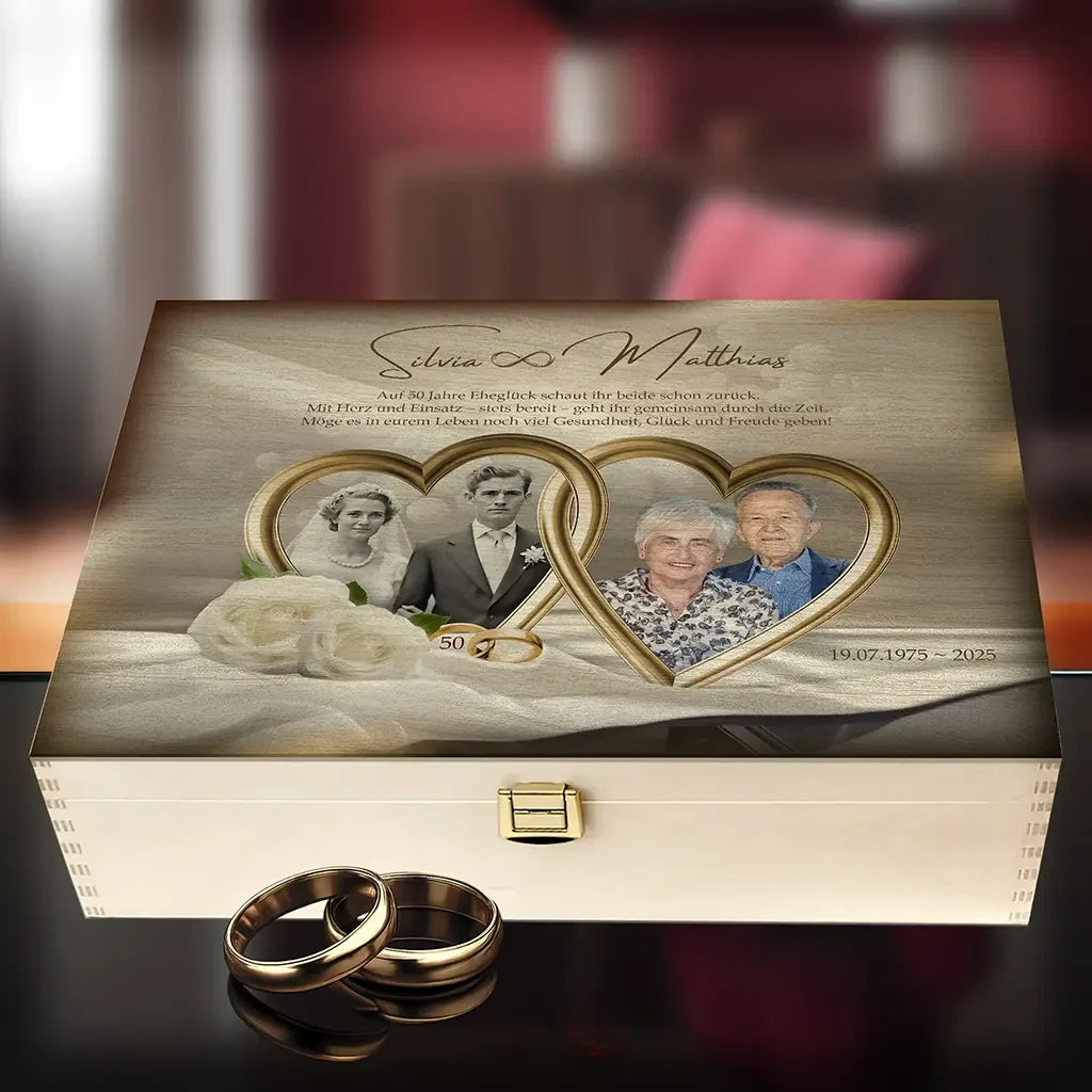 Holzbox zur Goldhochzeit mit Herzrahmen, Fotos des Paars, Rosen und goldenen Ringen