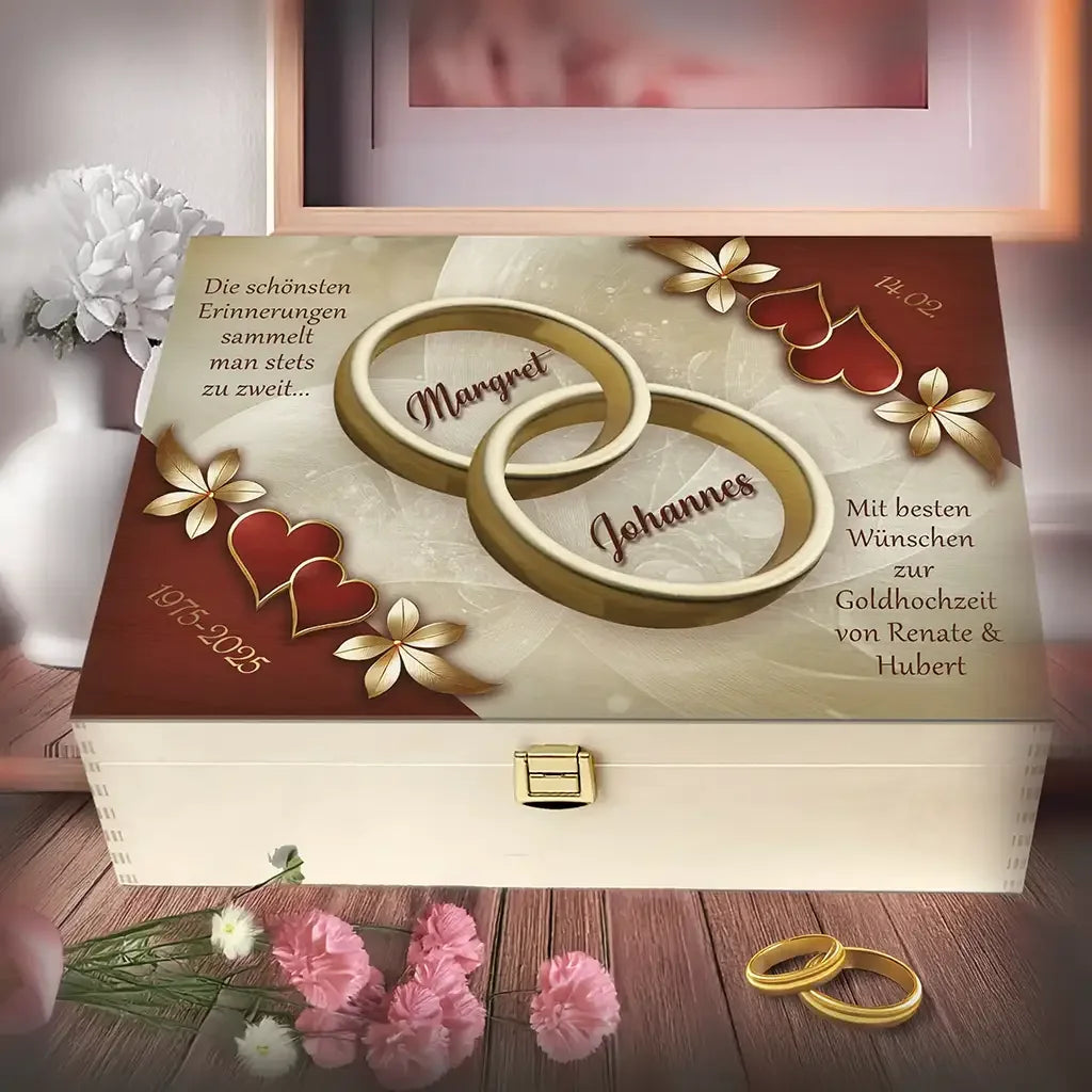 Personalisierte Holzbox mit goldenen Ringen, Herzen und Blumen als Geschenk zur Goldhochzeit