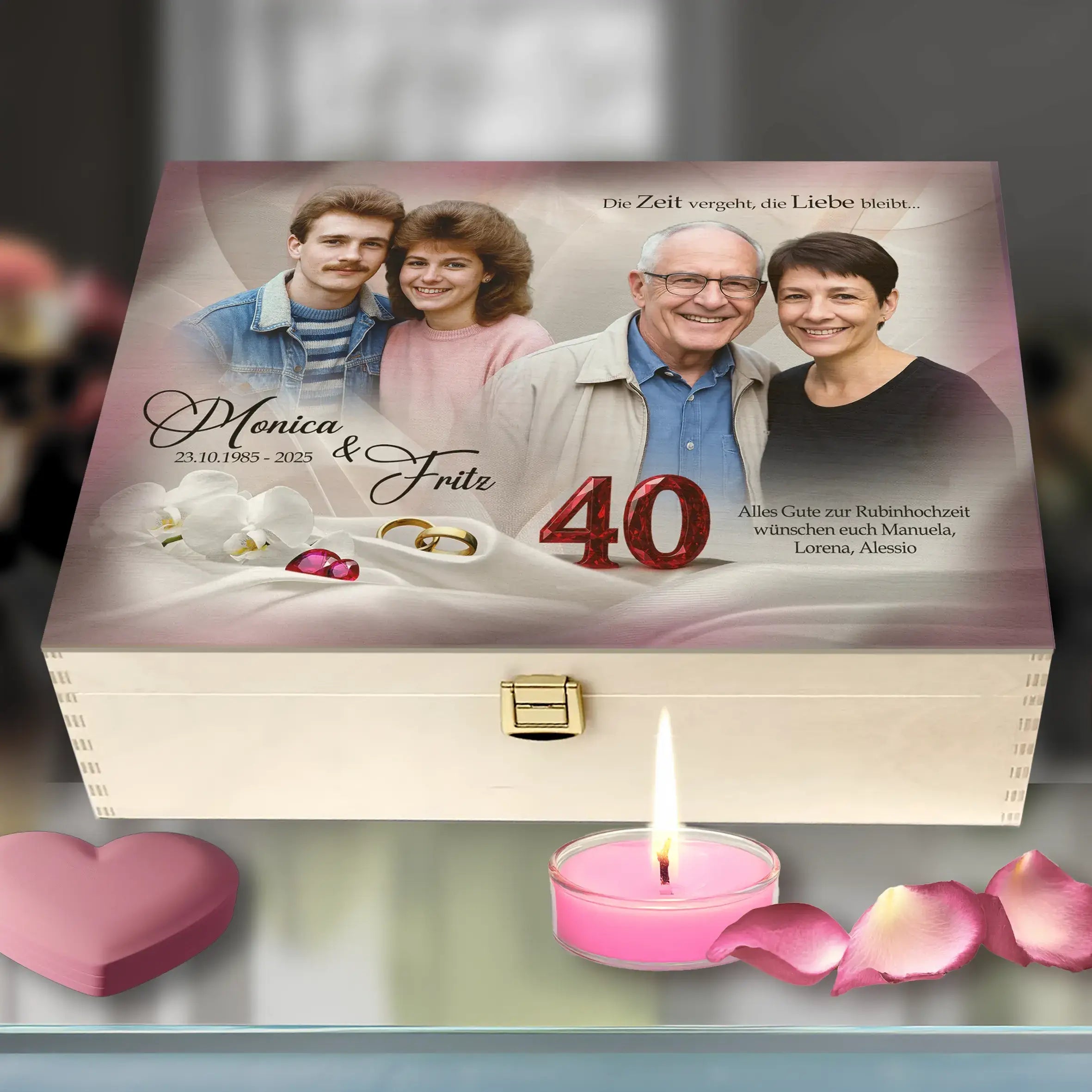 mockup-Geschenk zur Rubinhochzeit mit personalisierter Holzbox und Porzellantassen mit Herzmotiv