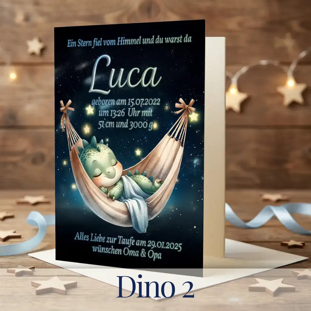 Taufkarte mit kleinen Dino in der Hängeschaukel. Grüße von Oma und Opa, kleiner Spruch und der Name des Kindes