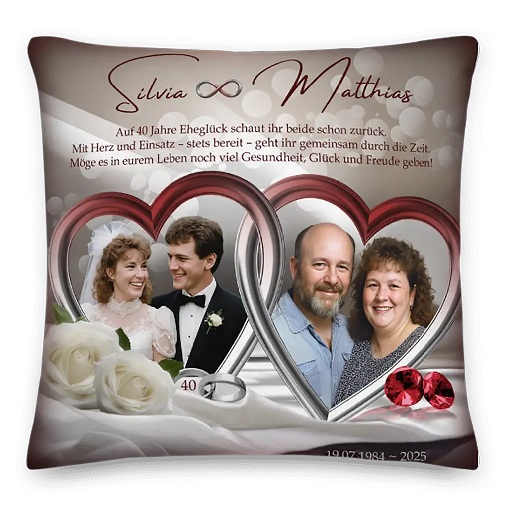 Personalisierte Kissen zur Rubinhochzeit mit Fotos des Ehepaars, Herzen und weißen Rosen.