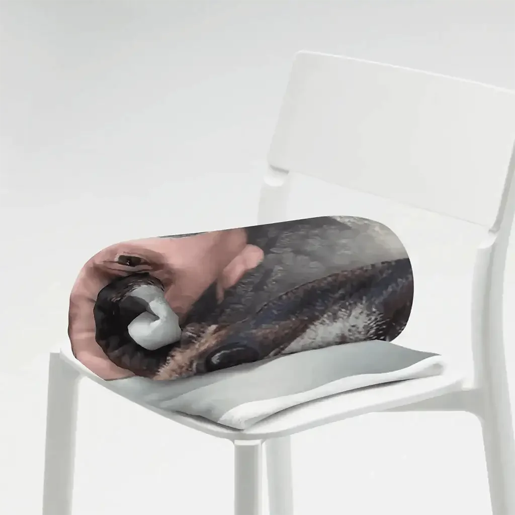 Gefaltete Decke mit Haustier-Motiv auf weißem Stuhl, Tierdecke Accessoire