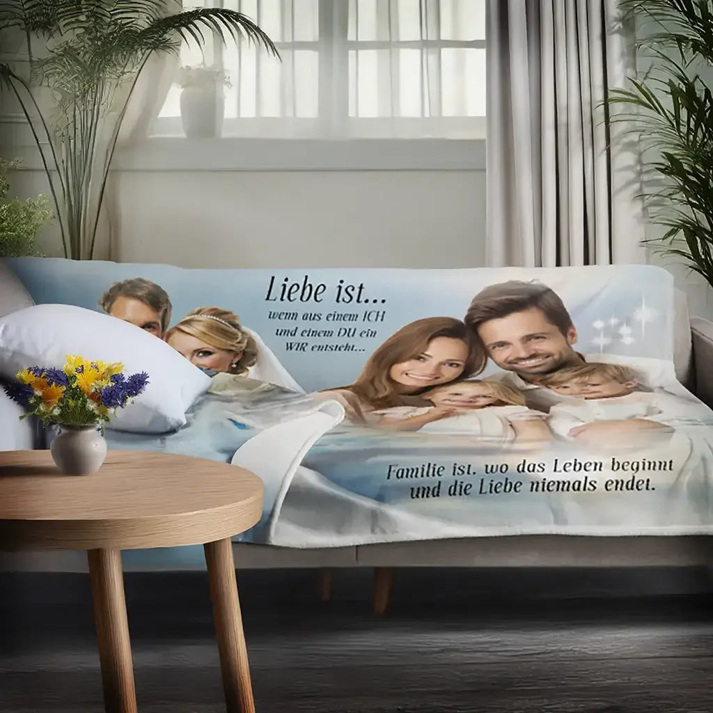 Personalisierte Decke Silberhochzeit mit Familienfoto und Spruch auf Sofa im Wohnzimmer