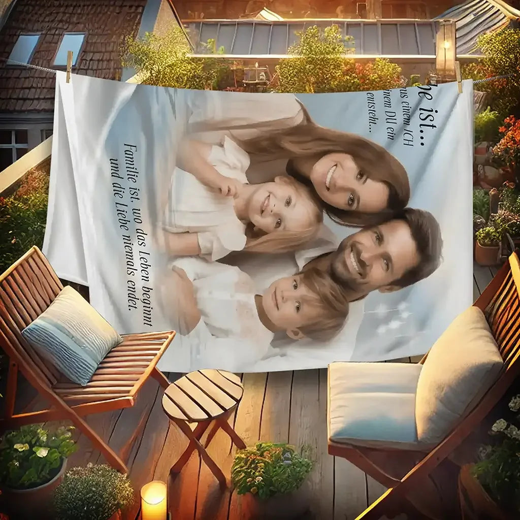 Personalisierte Decke mit Familienfoto und Spruch, dekorativ auf Balkon Terrasse aufgehängt