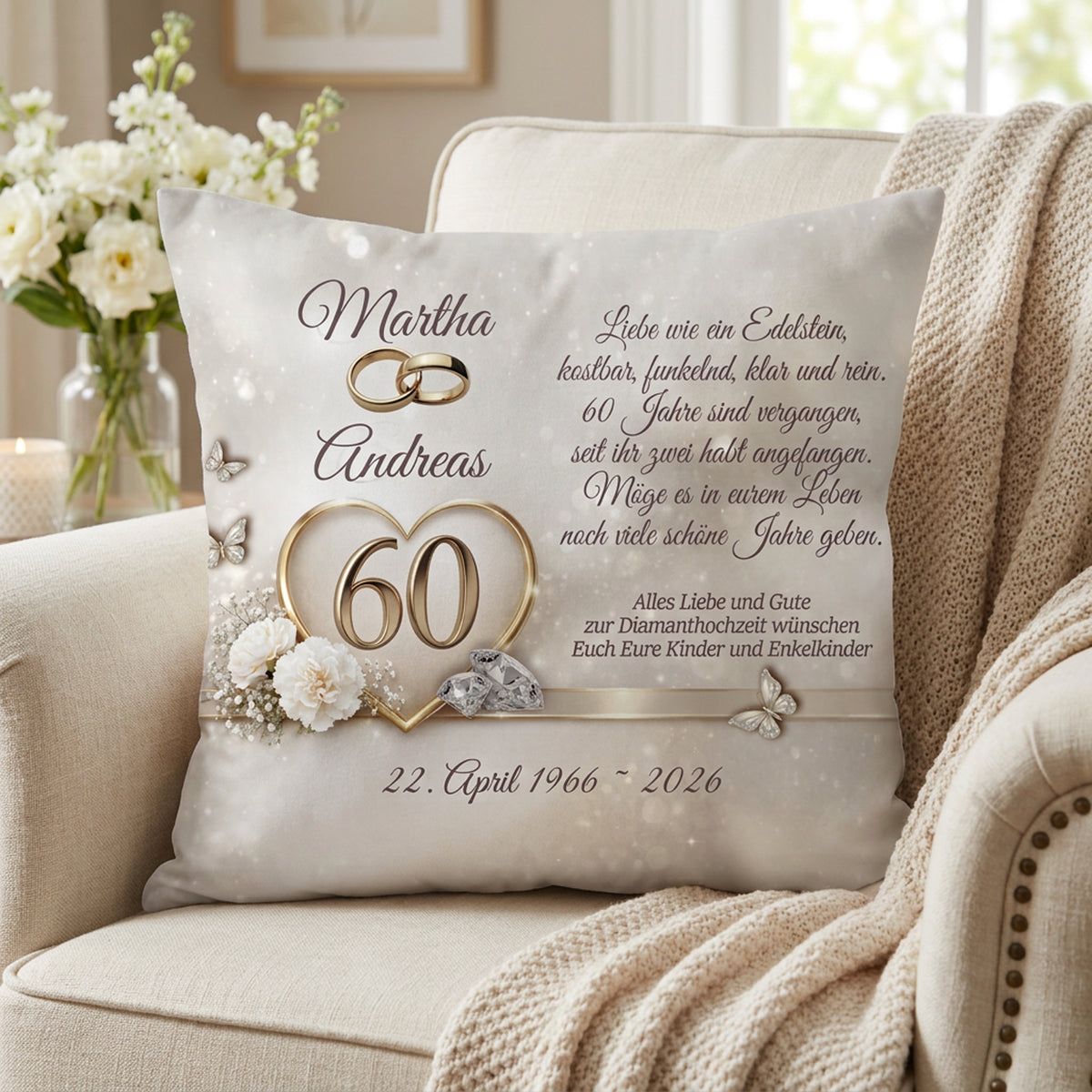 Edles Kissen zum 60. Hochzeitstag mit aufgedrucktem Diamanthochzeit-Motiv, Doppelherz, Namen und persönlicher Widmung auf hellem Sessel