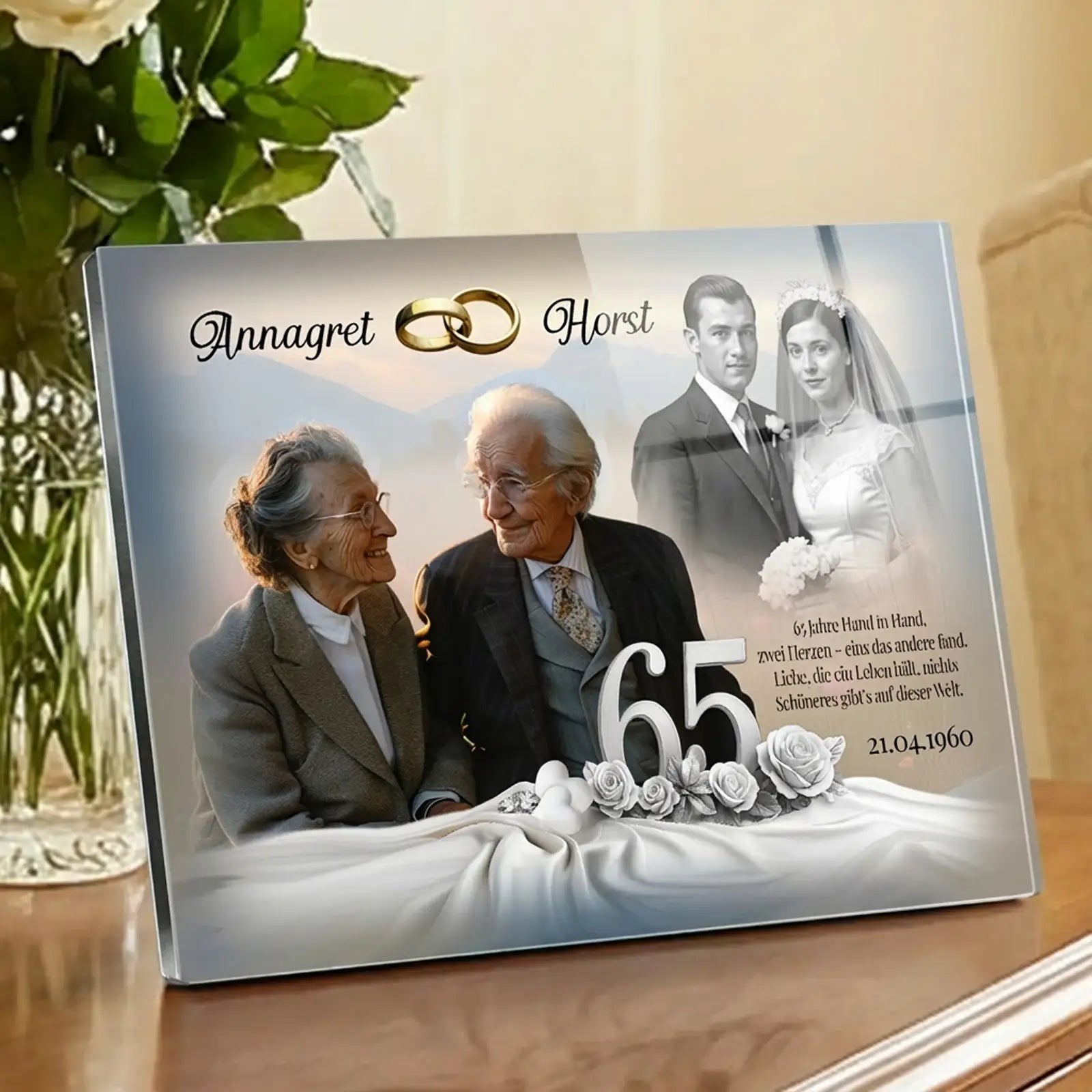 Geschenk zur Eisernen Hochzeit mit Foto – Acrylglasbild mit Collage eines Ehepaares und Hochzeitsfoto zum 65. Hochzeitstag dekorativ auf Möbel platziert