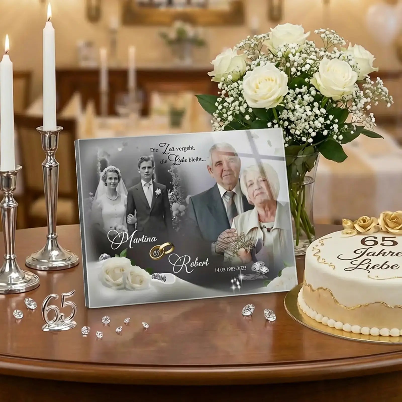 Geschenk zur Eisernen Hochzeit mit Foto – Acrylglasbild mit Collage eines Ehepaares und Hochzeitsfoto zum 65. Hochzeitstag dekorativ auf festlich gedecktem Tisch präsentiert