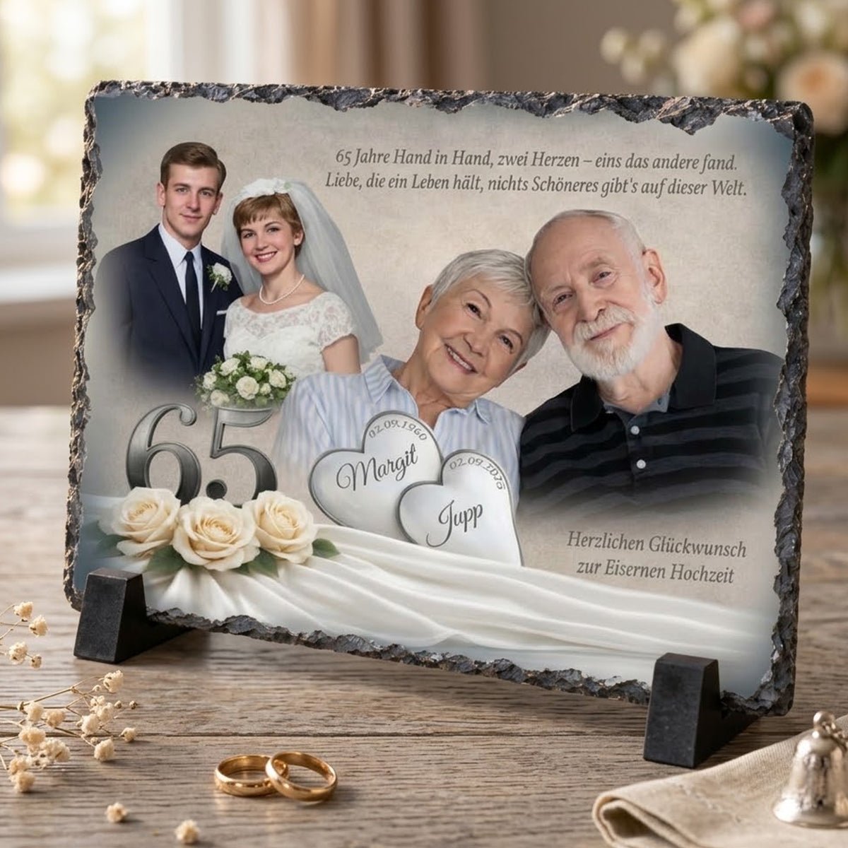 Personalisierte Schieferplatte zur Eisernen Hochzeit für Margit und Jupp mit Hochzeitsfotos von damals und heute, Spruch und silbernen Herzen, bedruckt auf Naturschiefer mit Bruchkante und Standfüßen als Fotogeschenk zum 65. Jubiläum