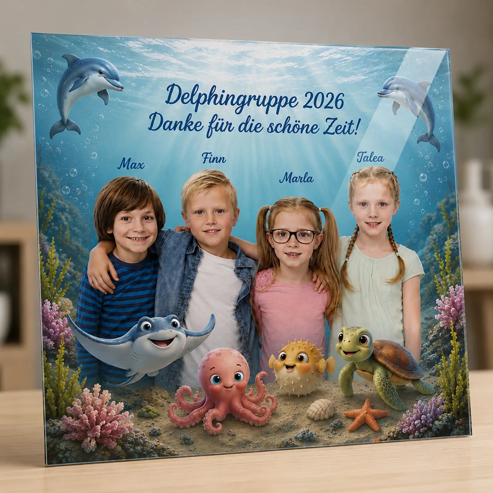 Personalisierbares Acrylglasbild mit Delphin-Motiv, Kinderfotos, Namen und Unterwasserwelt als Abschiedsgeschenk für Kindergarten, Kita oder Vorschule.