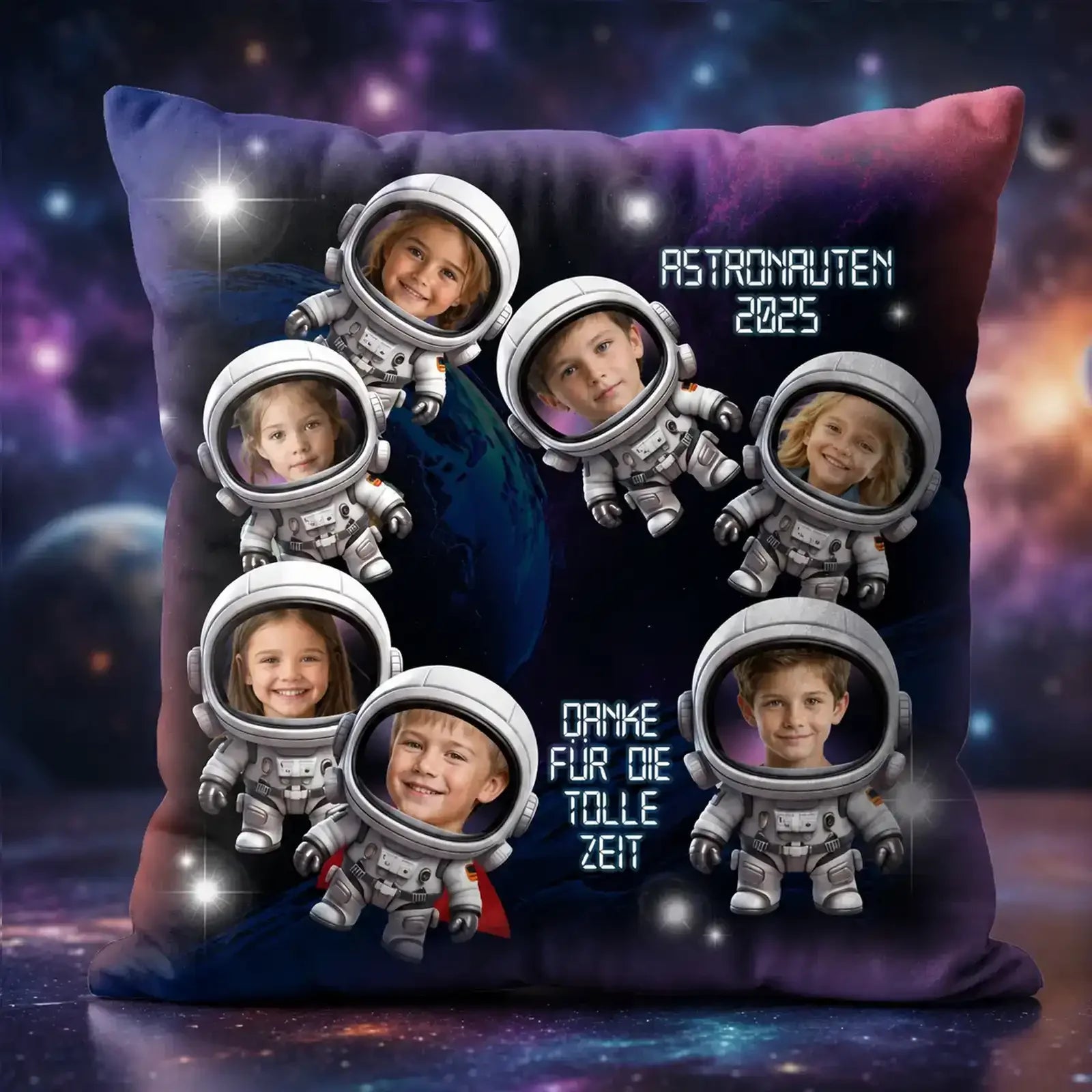 Geschenk Fotokissen mit Astronauten-Motiven und Kindergesichtern, ideal als Abschiedsgeschenk für Erzieherinnen.