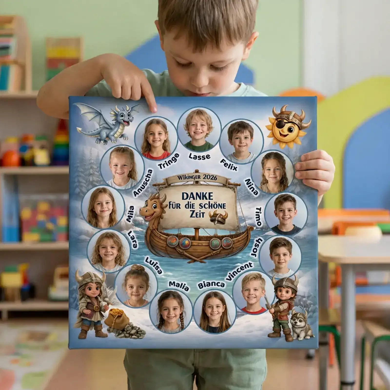 Personalisierte Kindergarten-Leinwand mit Wikinger-Motiv, Kinderfotos, Namen und Text „Danke für die schöne Zeit“, gehalten von einem Kind als Abschiedsgeschenk für die Vorschulgruppe 2026.