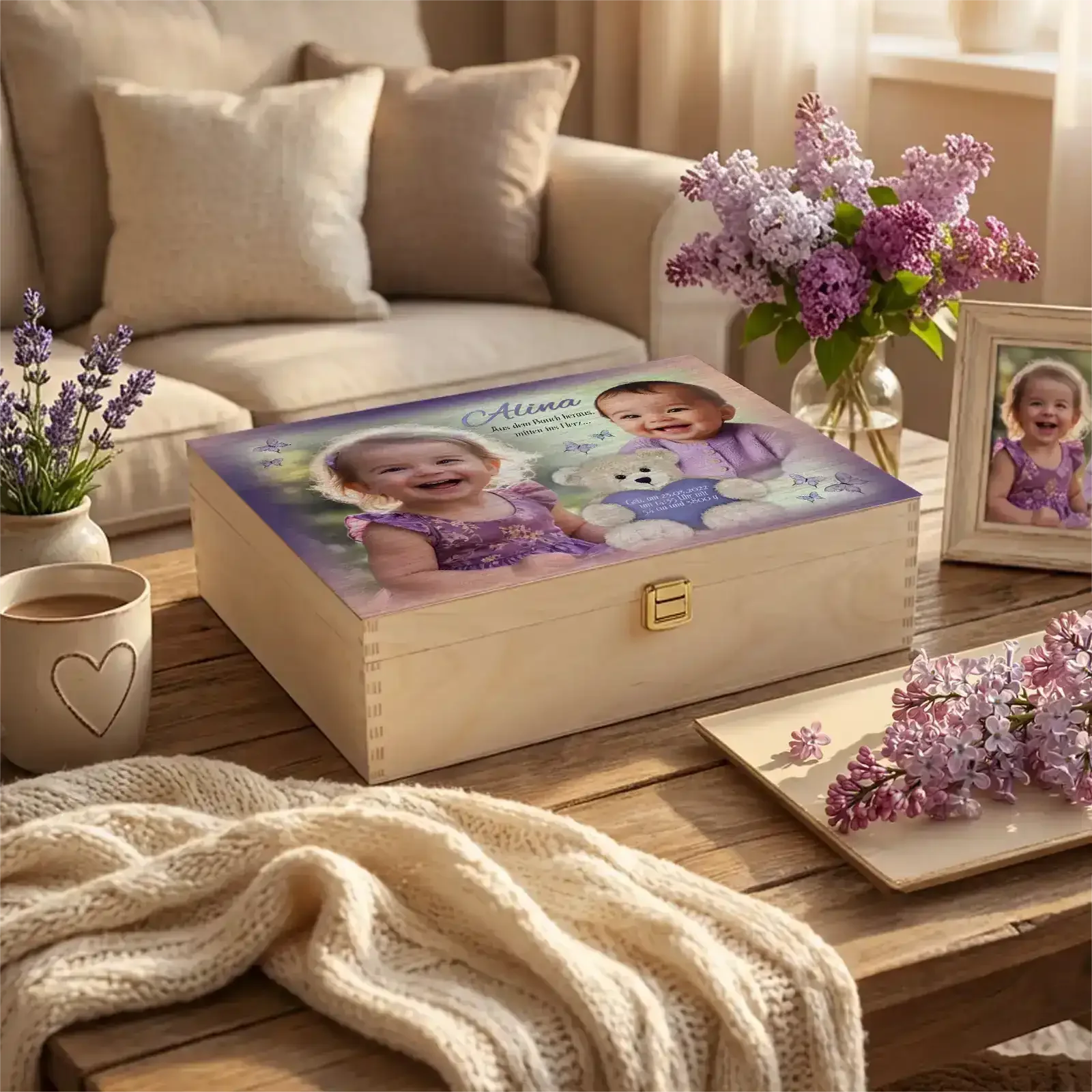 Eine einzigartige Holzbox als personalisiertes Geschenk zur Taufe mit individuellem Foto und persönlichen Angaben des Kindes. 
Ideales Taufgeschenk 
