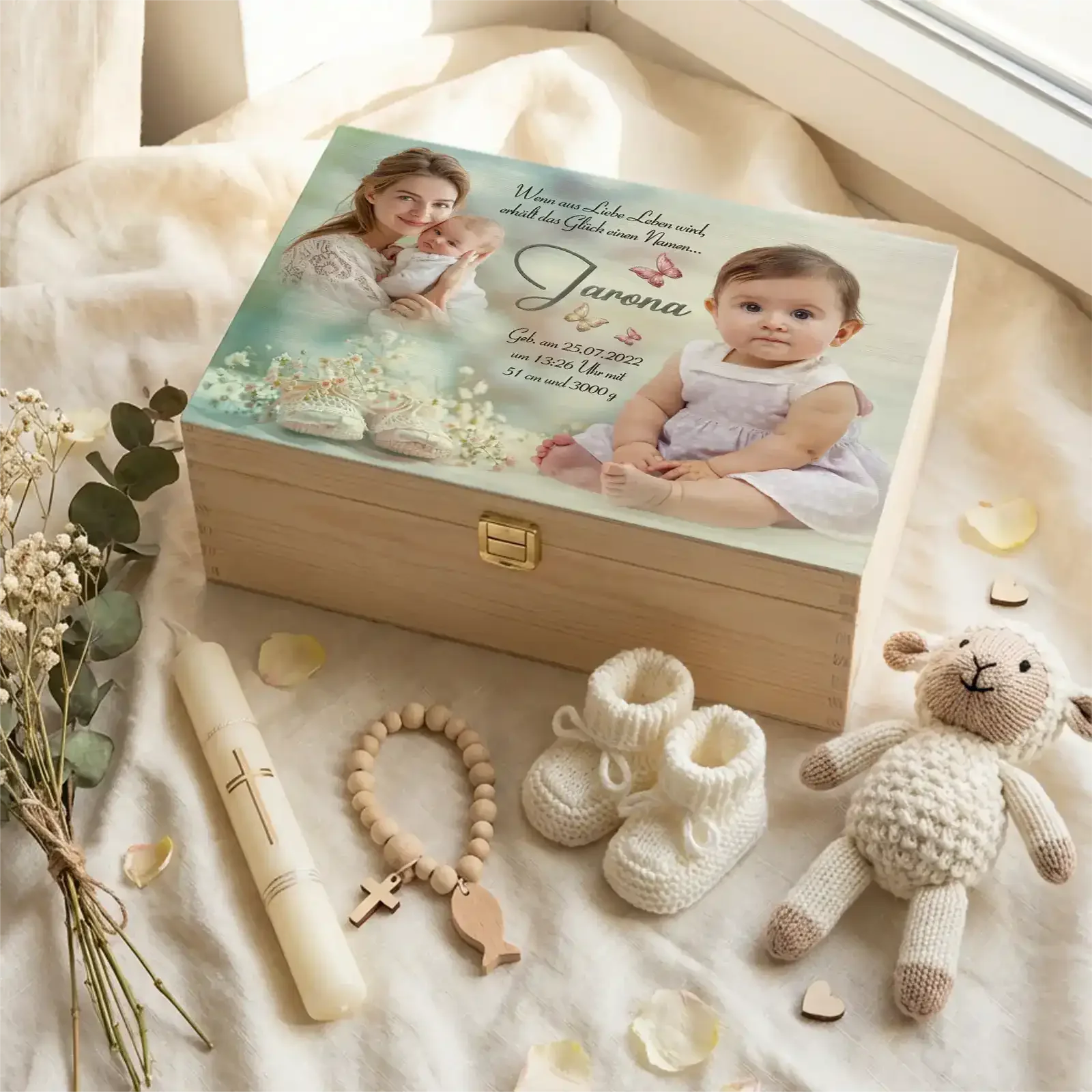 Eine besondere Holzbox als Taufgeschenk, personalisiertes Geschenk zur Taufe mit Foto, Namen und Datum in einem harmonischen Design.
