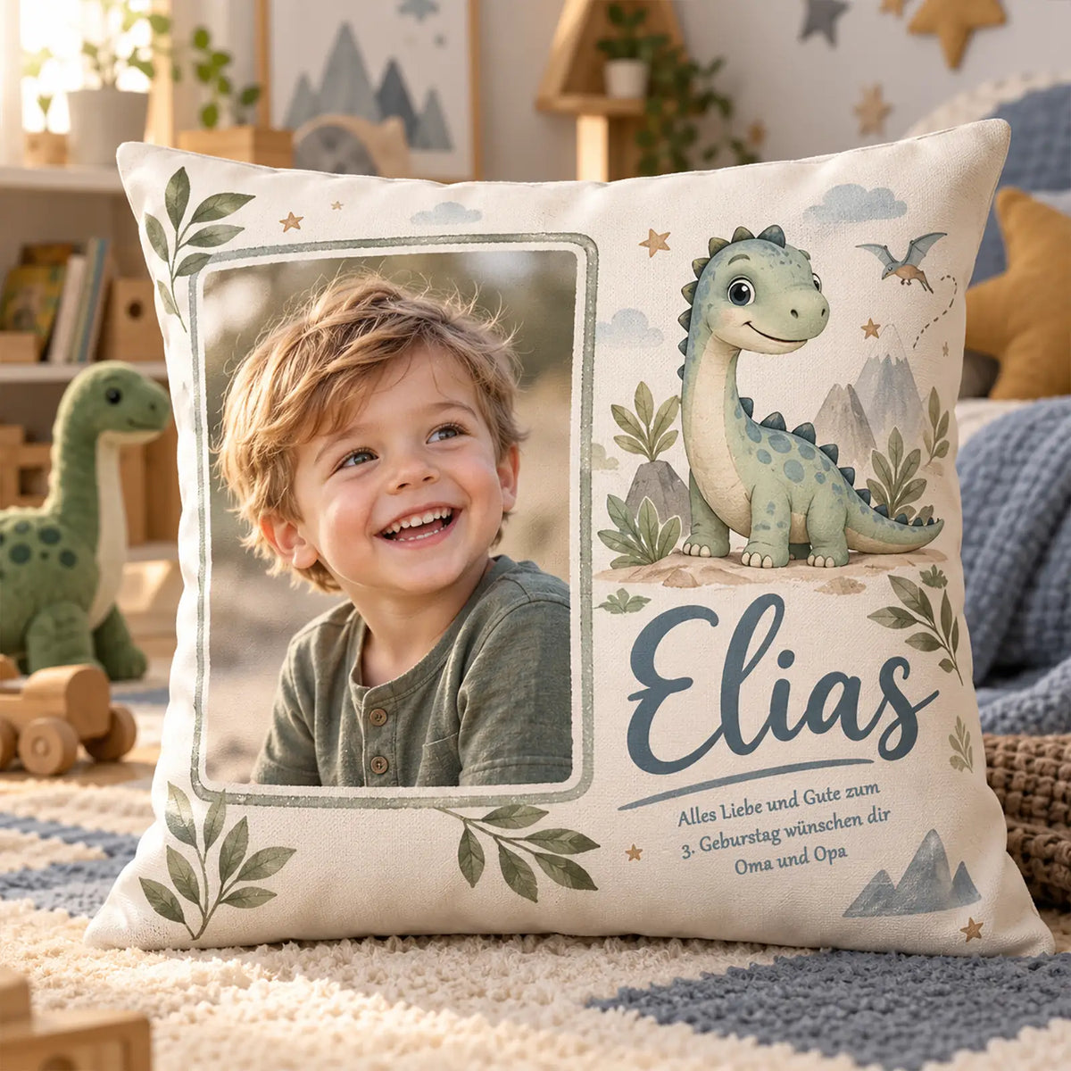 Personalisiertes Fotokissen zum Geburtstag und zur Taufe mit perfekt eingefasstem Bild – Motiv süßer Dino für Jungen