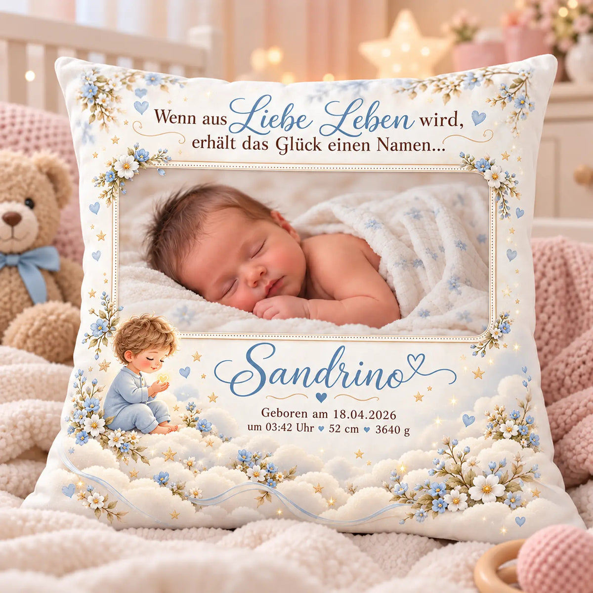 Personalisiertes Kissen zur Geburt und Taufe mit perfekt integriertem Babyfoto – Motiv betendes Kind auf Wolken